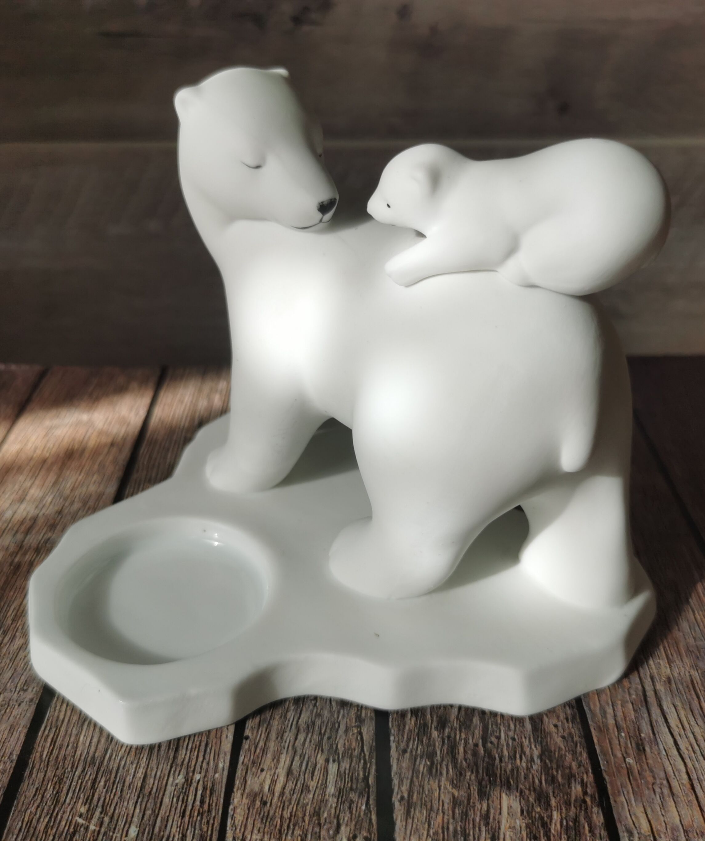 Polar bear candle holder