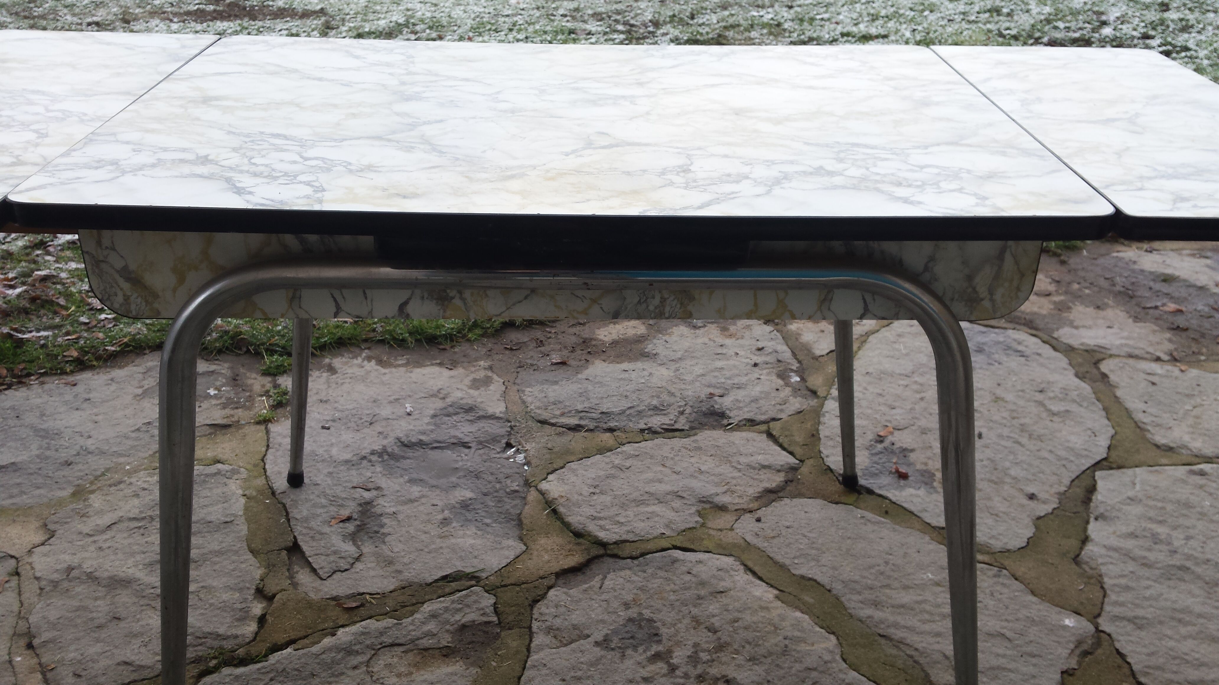 Formica table and 6 chairs