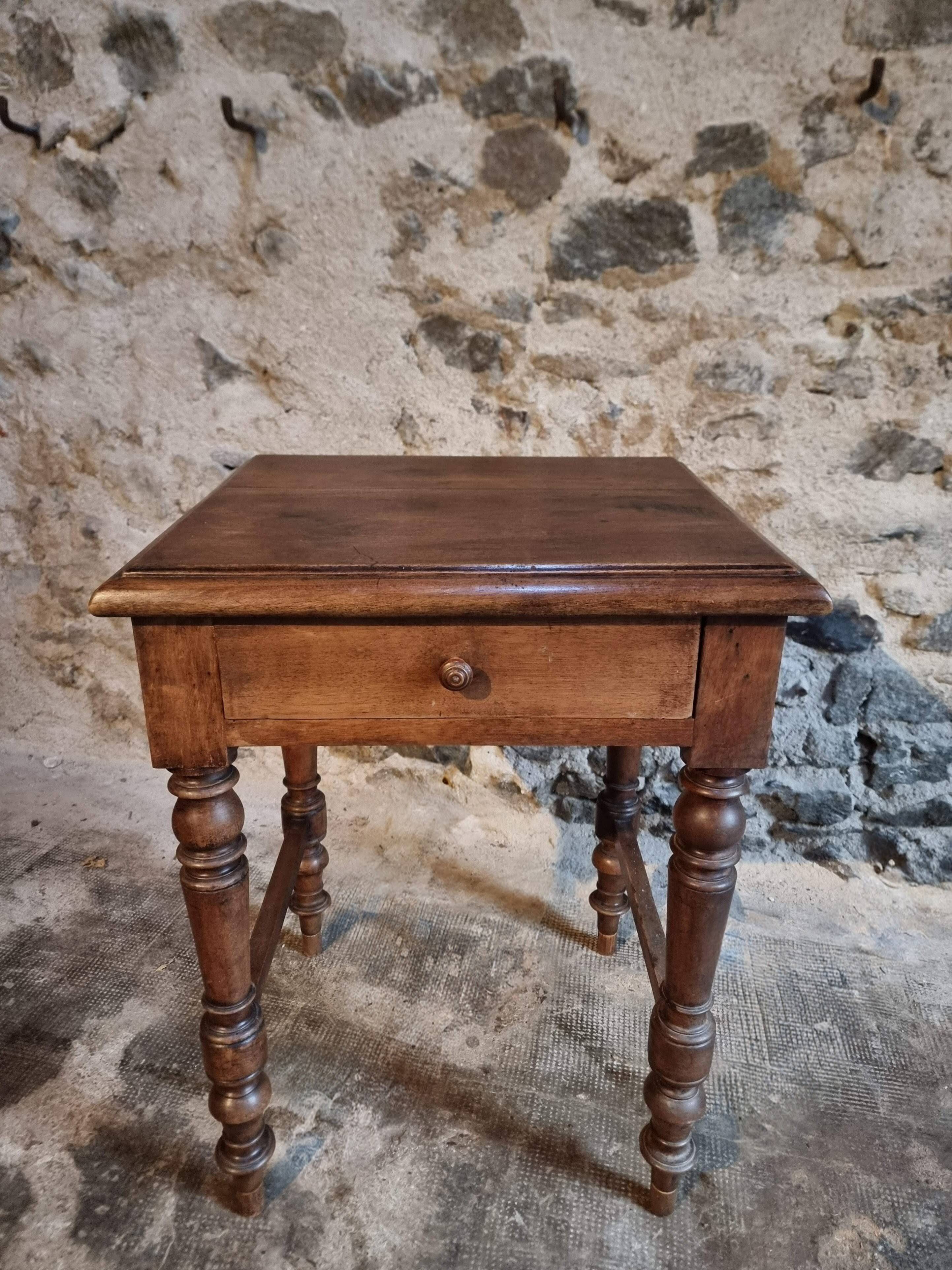 Antique French side table in walnut – 19th century, Louis Philippe style, solid walnut table with drawer (1870–1900)