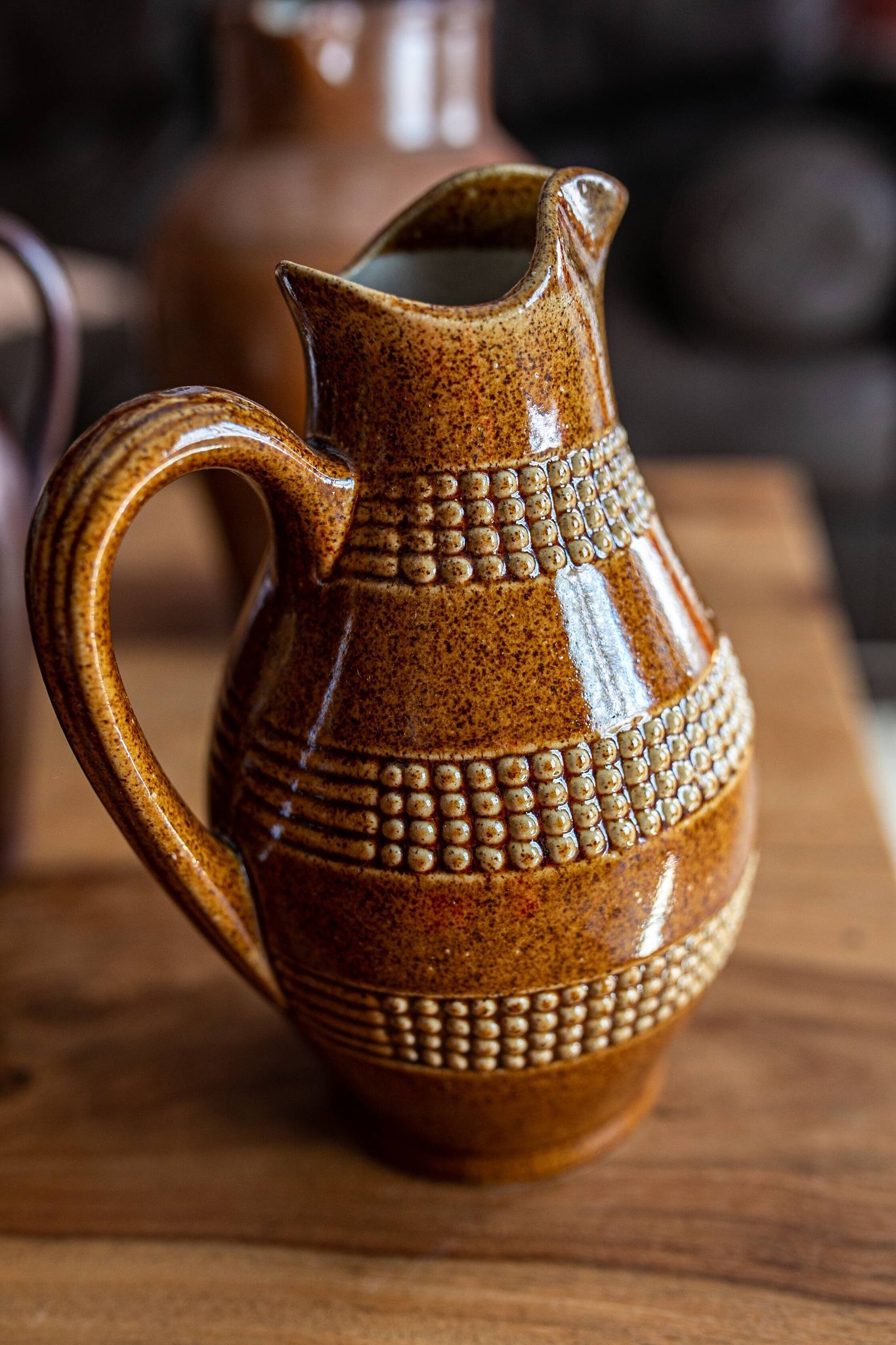 Le pichet en grès "aux perles"