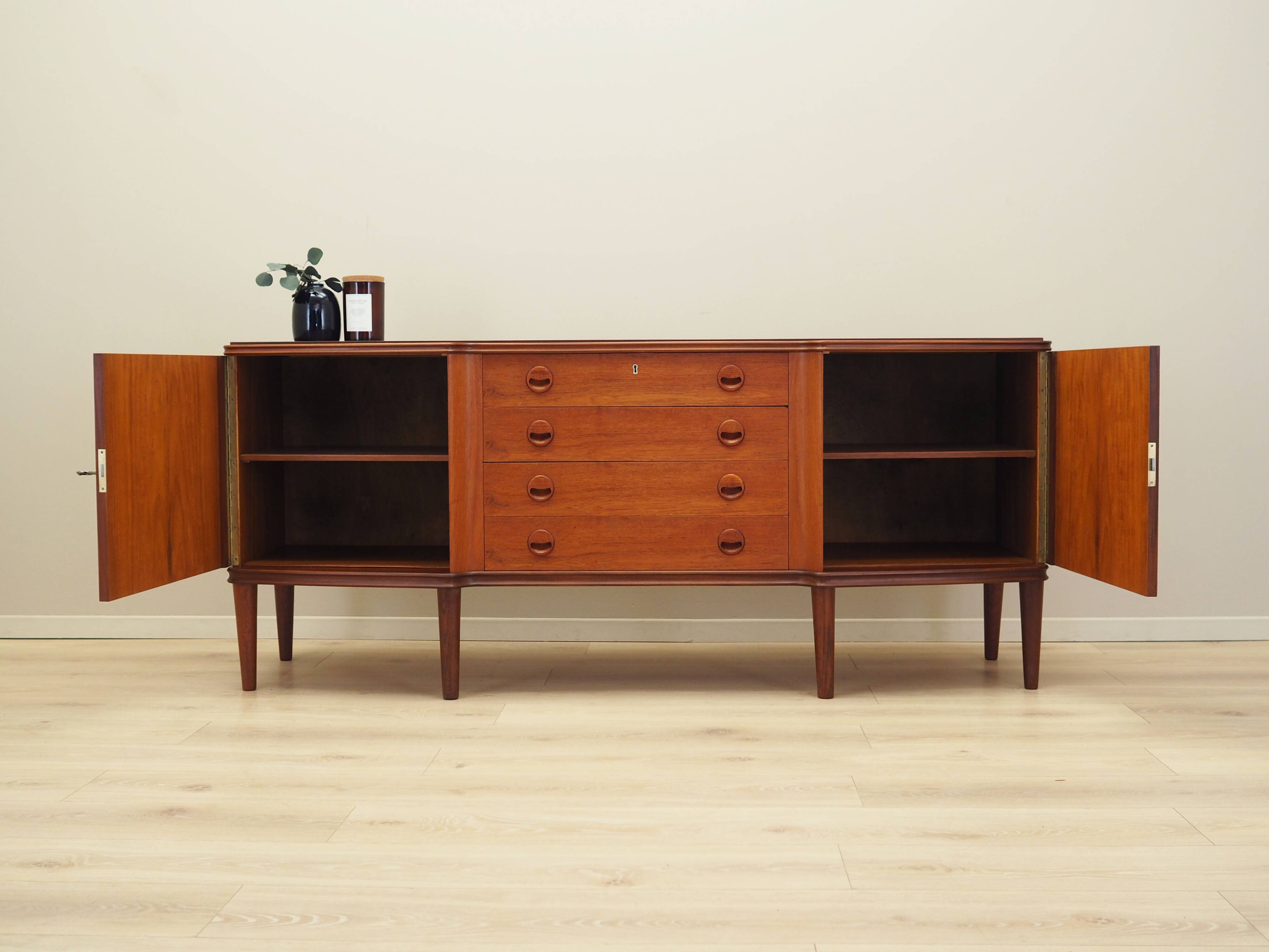Buffet en teck, design danois, années 1960, production : Danemark