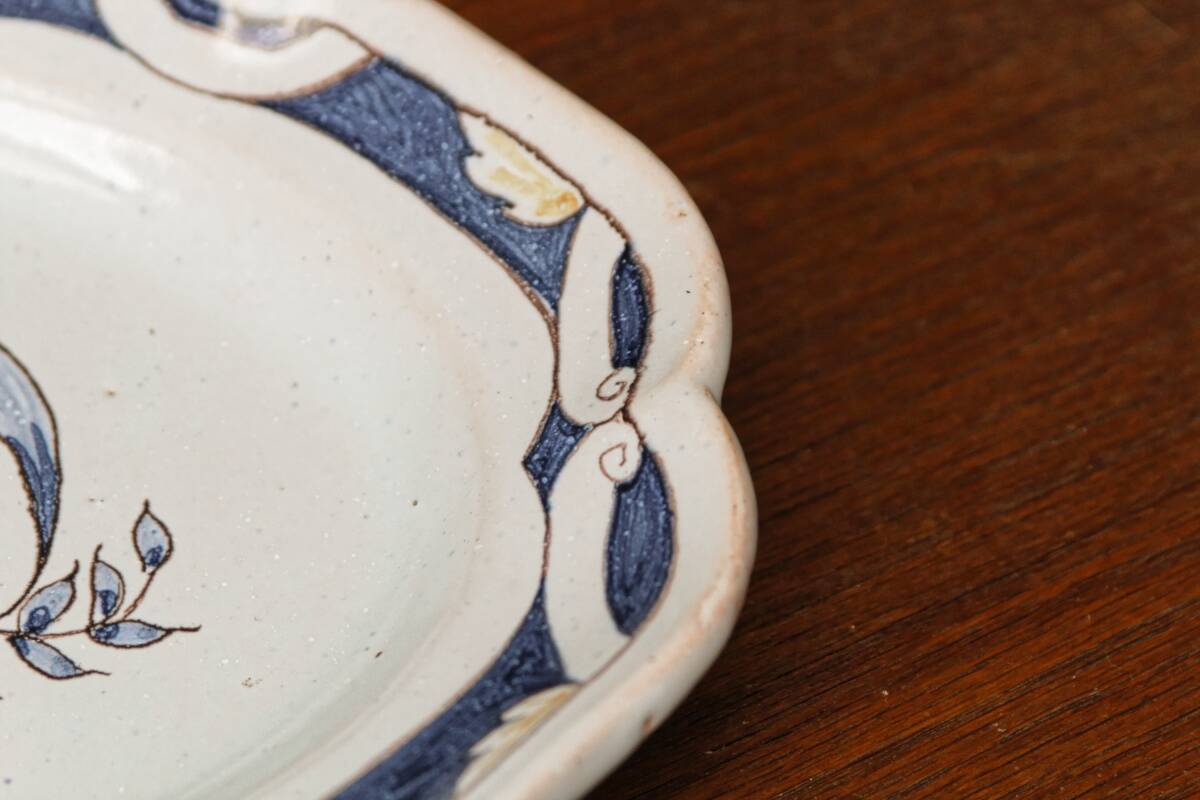 Plat ovale en faïence de Nevers