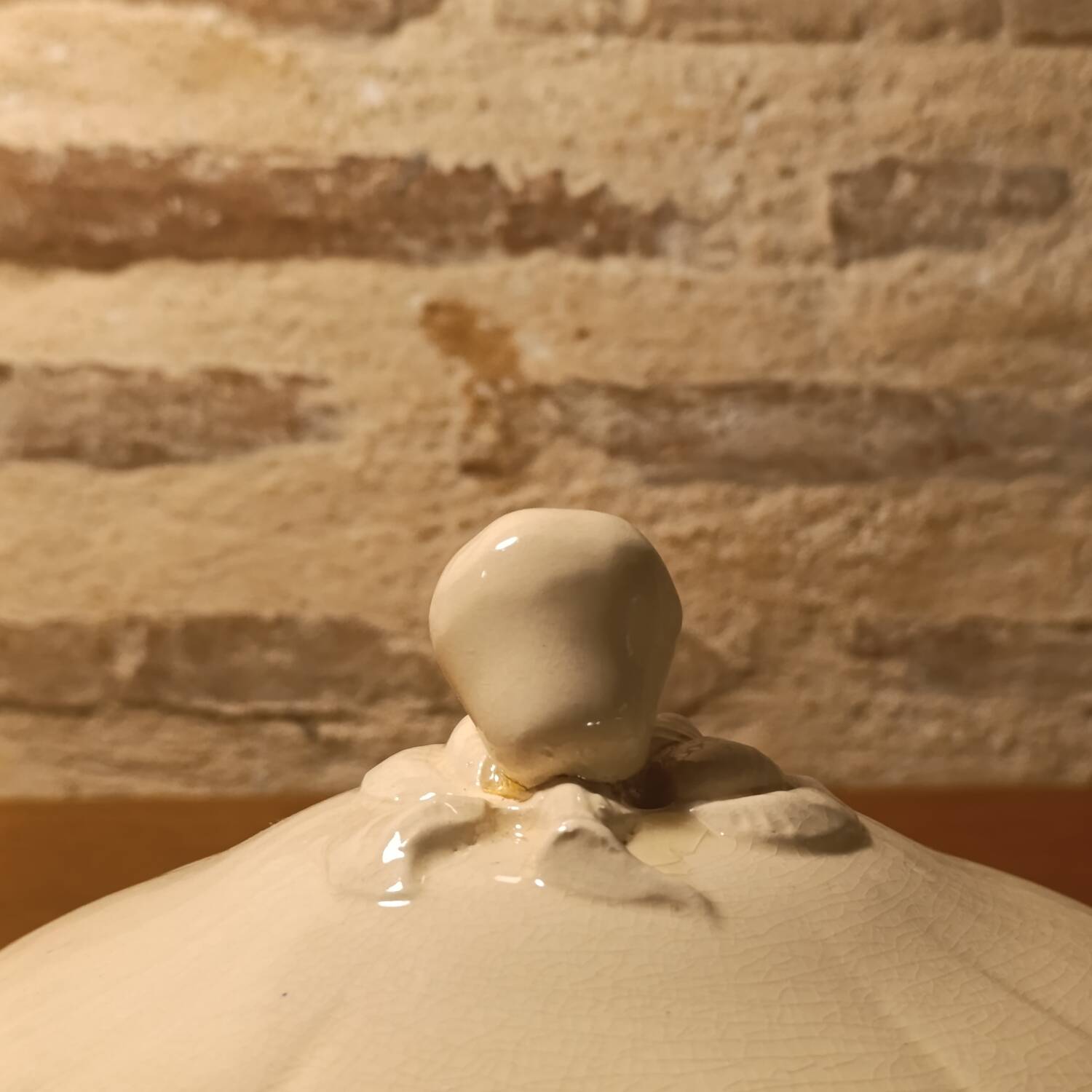 Ivory soup tureen from Sarreguemines in earthenware.