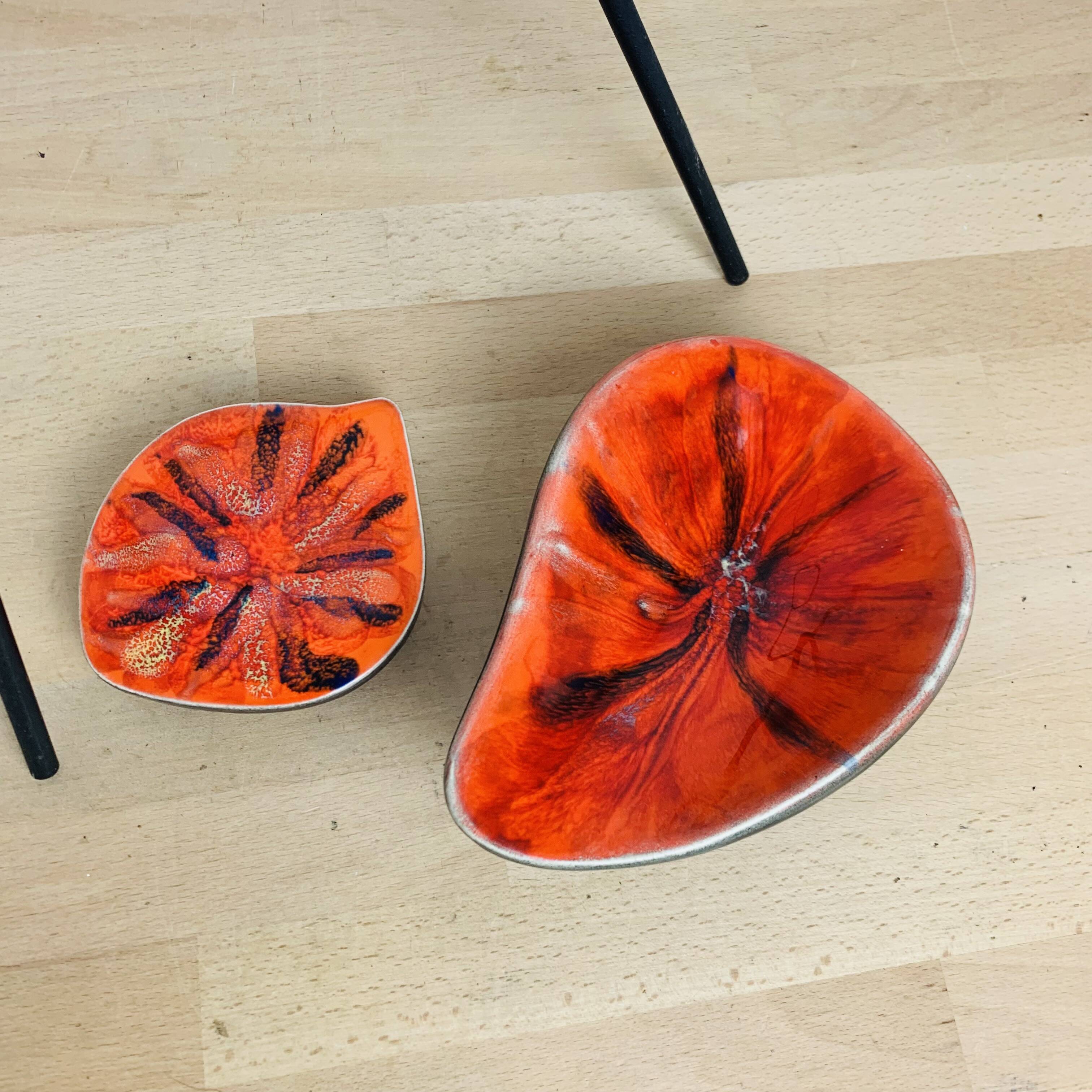 50s ceramic ashtray on stand, empty pocket