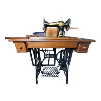 Sewing machine singer