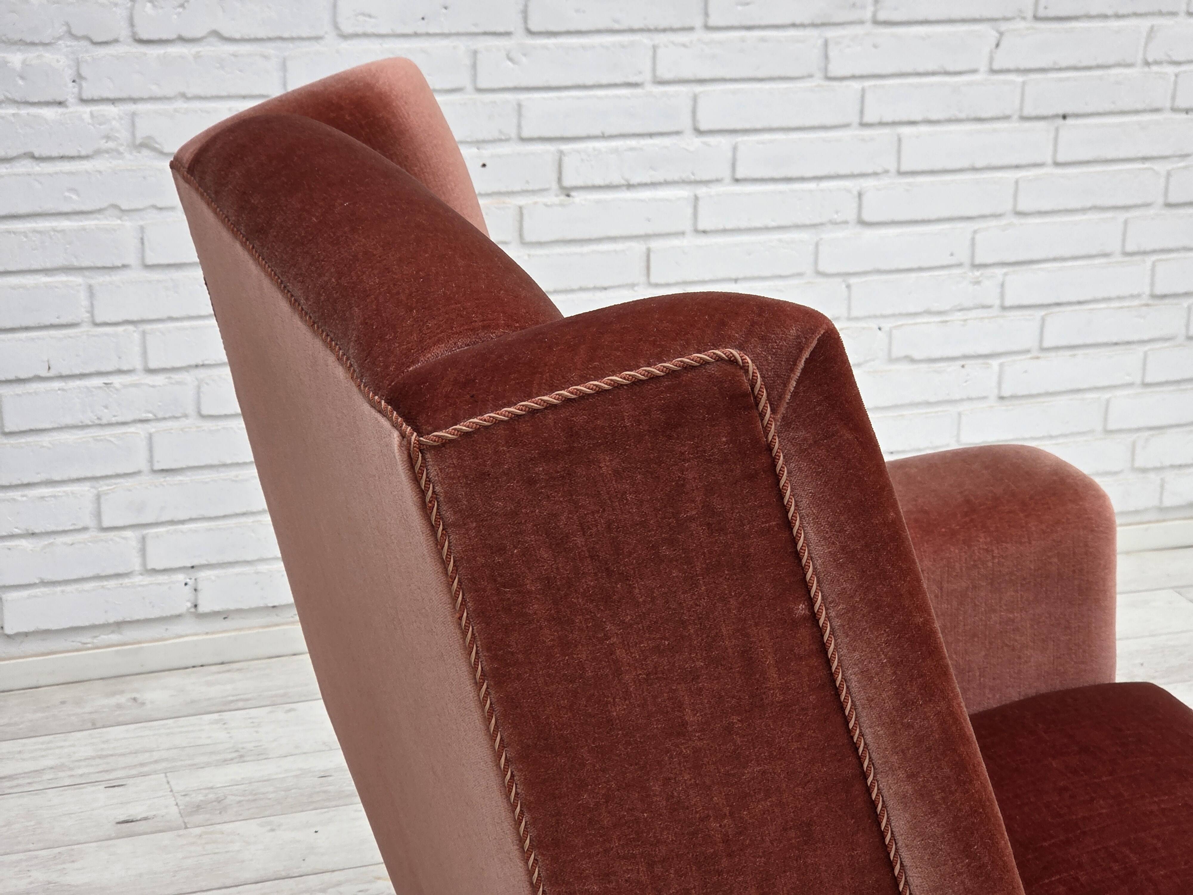 Fauteuil danois à dossier haut, années 1970, velours d'ameublement rose saumon, bois de hêtre.