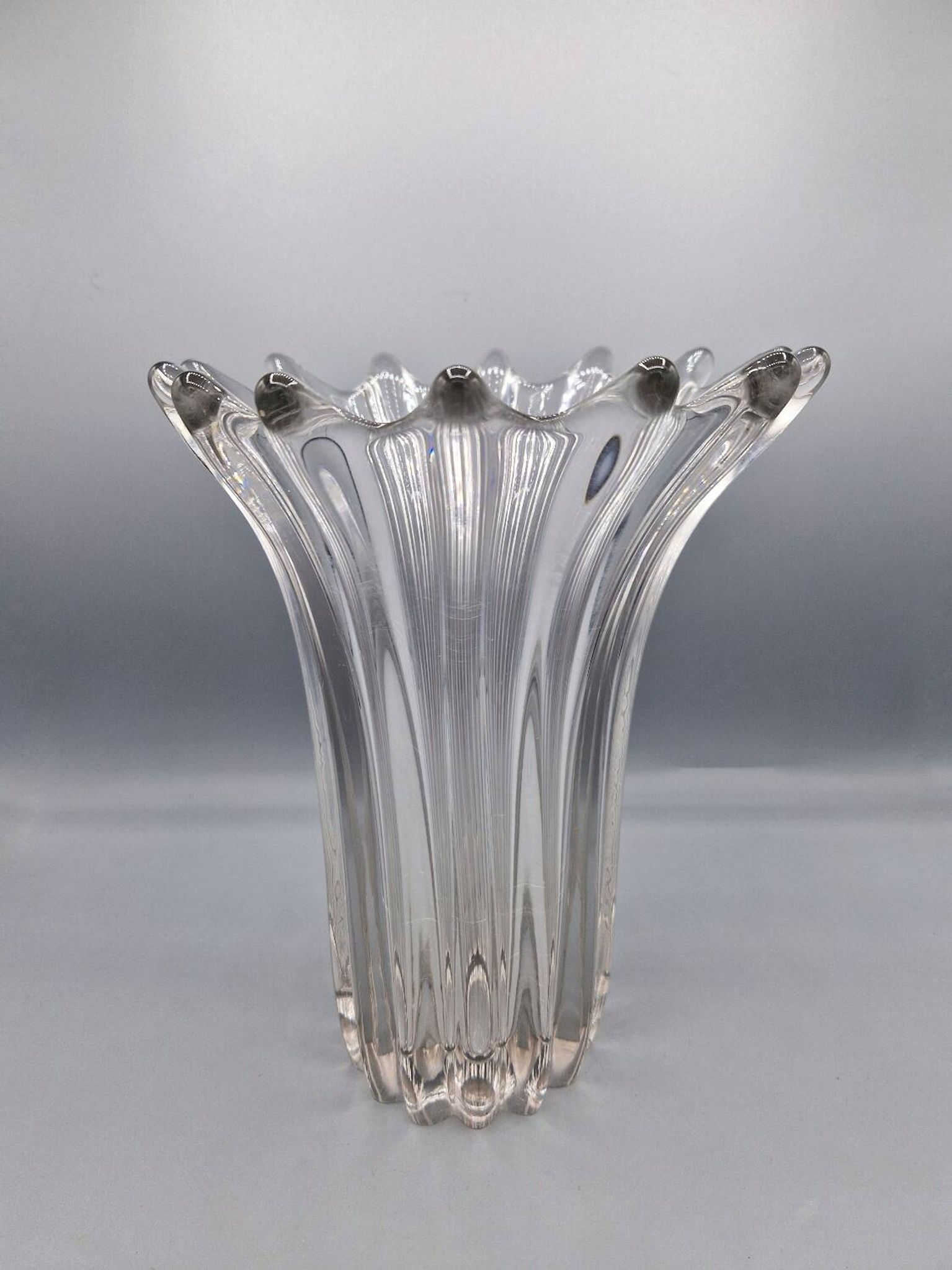 Large vintage clear glass fluted vase with wavy rim 26 cm