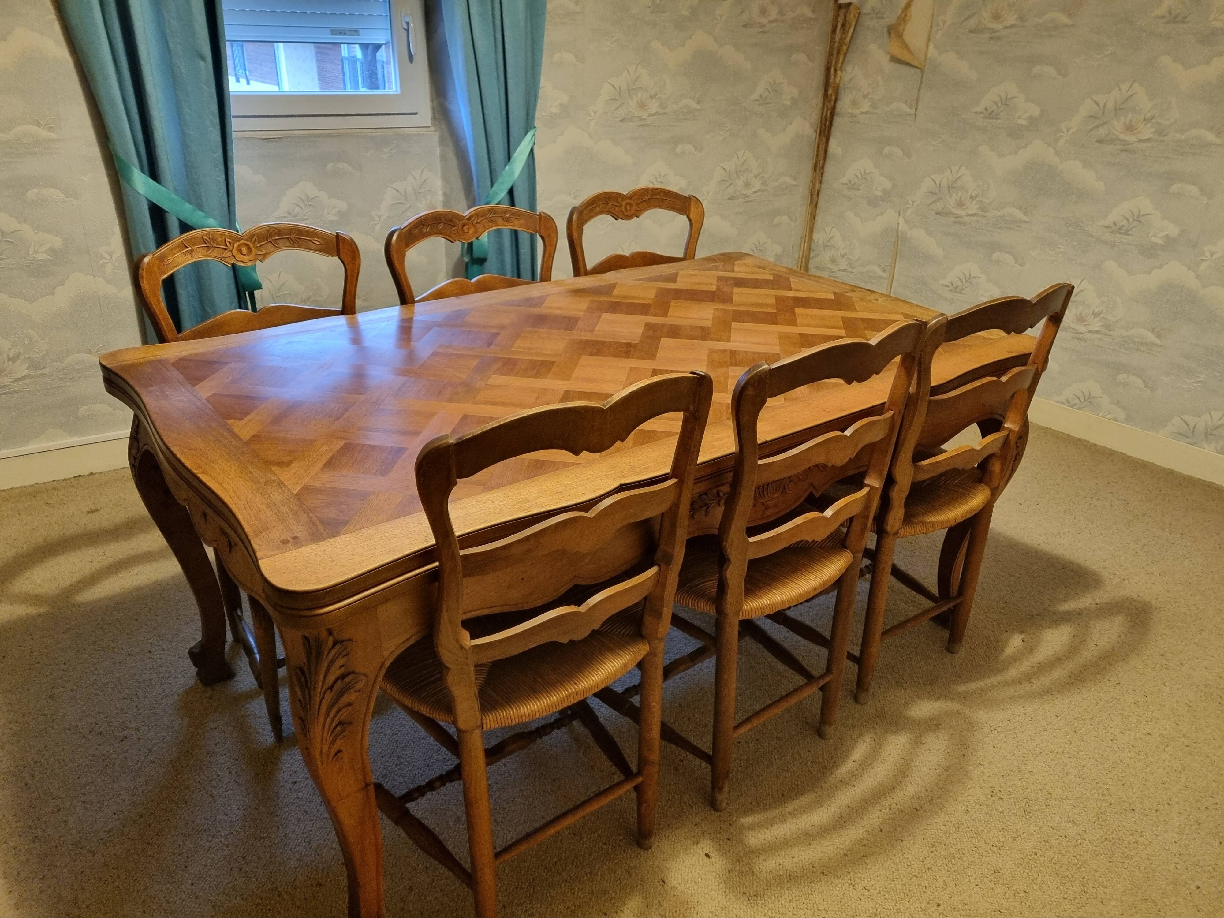 Extendable dining table + Provençal style chairs
