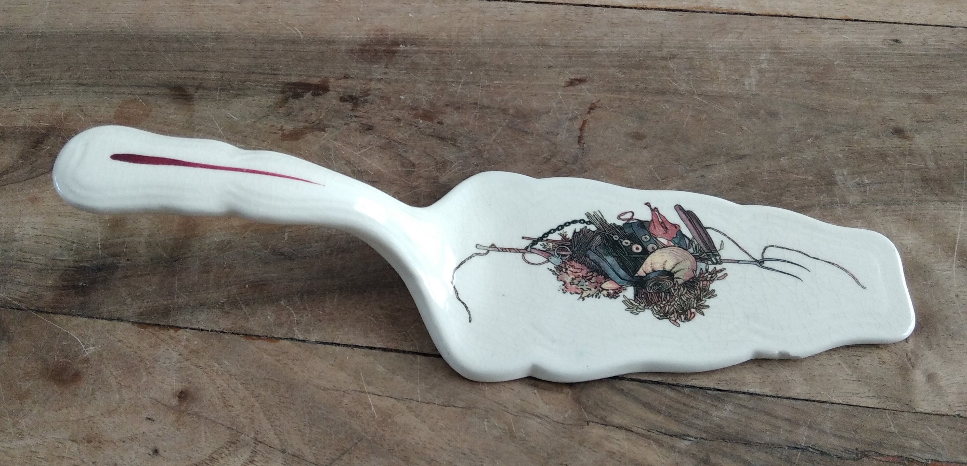 Earthenware pie shovel Obernai décor signed Henri Loux