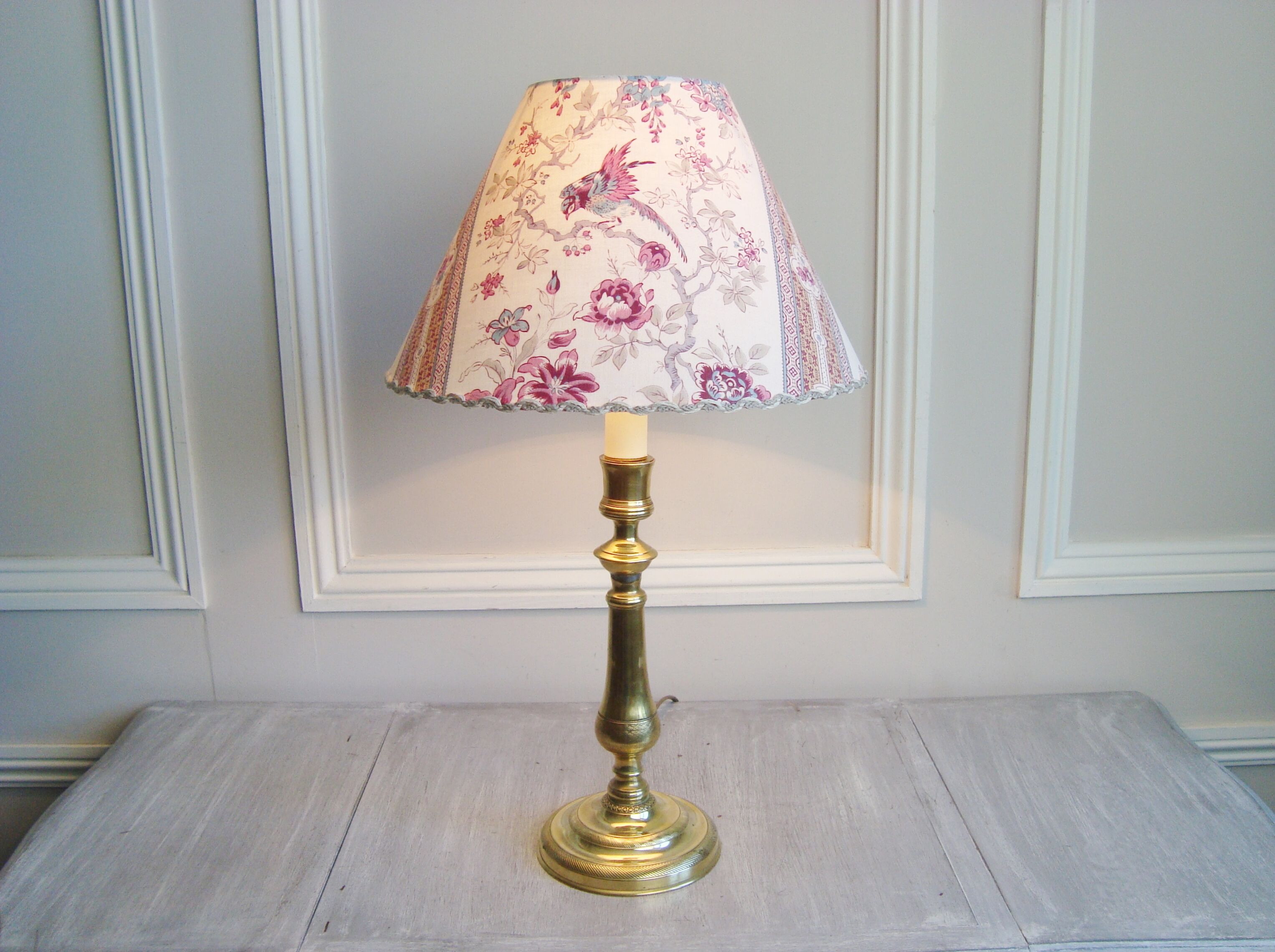 Lampe ancienne en laiton gravé avec son abat-jour en tissu oiseau des années 1900