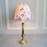 Lampe ancienne en laiton gravé avec son abat-jour en tissu oiseau des années 1900