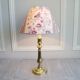 Lampe ancienne en laiton gravé avec son abat-jour en tissu oiseau des années 1900