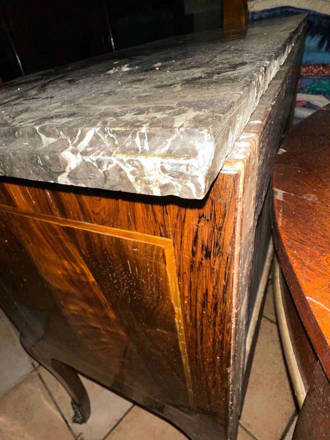Small Louis XV transitional chest of drawers – precious wood veneer and marble.