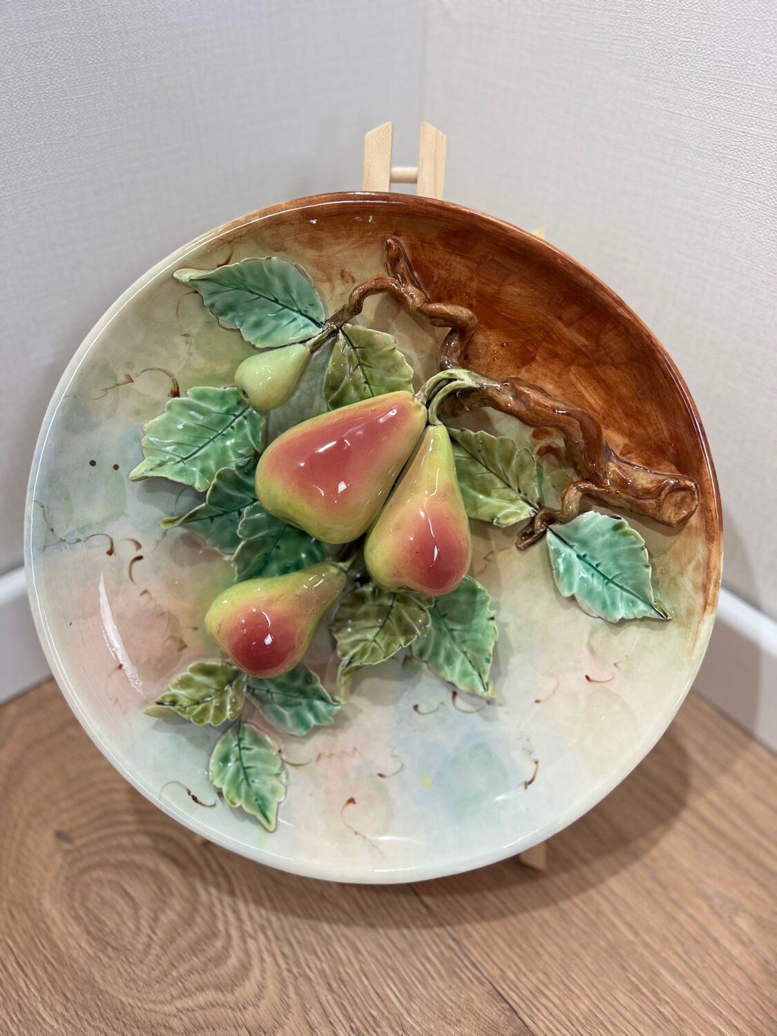 Plate decoration pears Barbotine