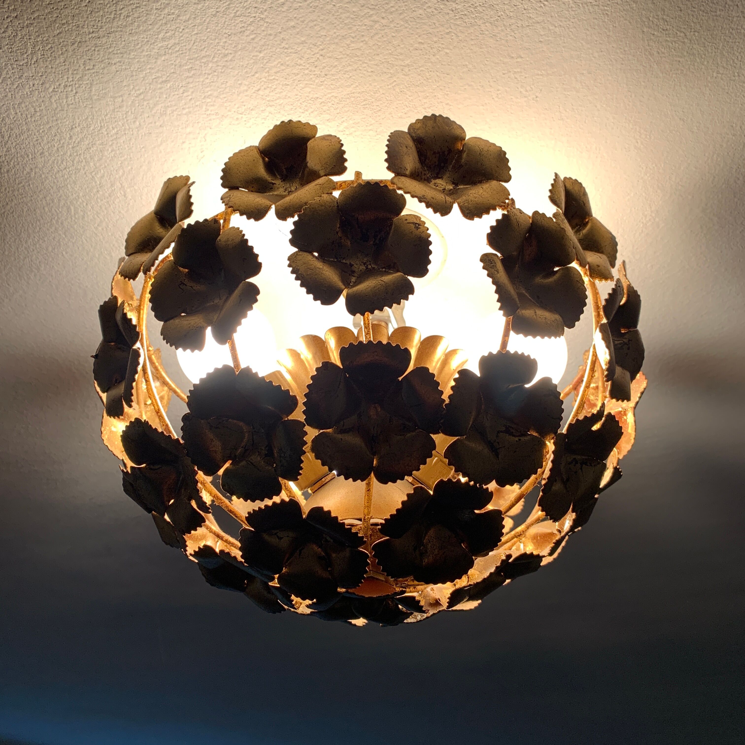 Ceiling lamp floral decoration in gilded metal