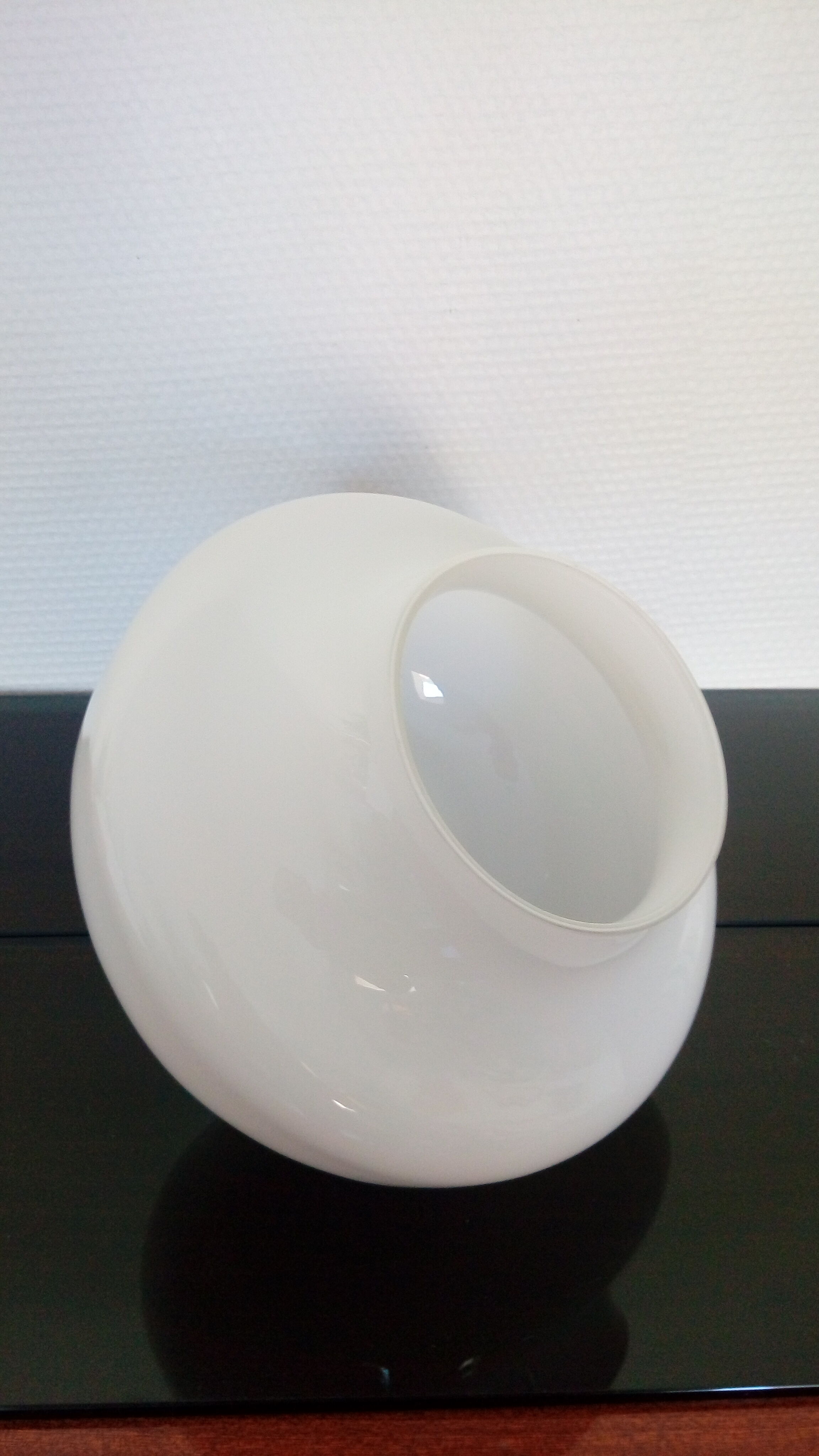 Suspension champignon vintage globe opaline blanche années 70