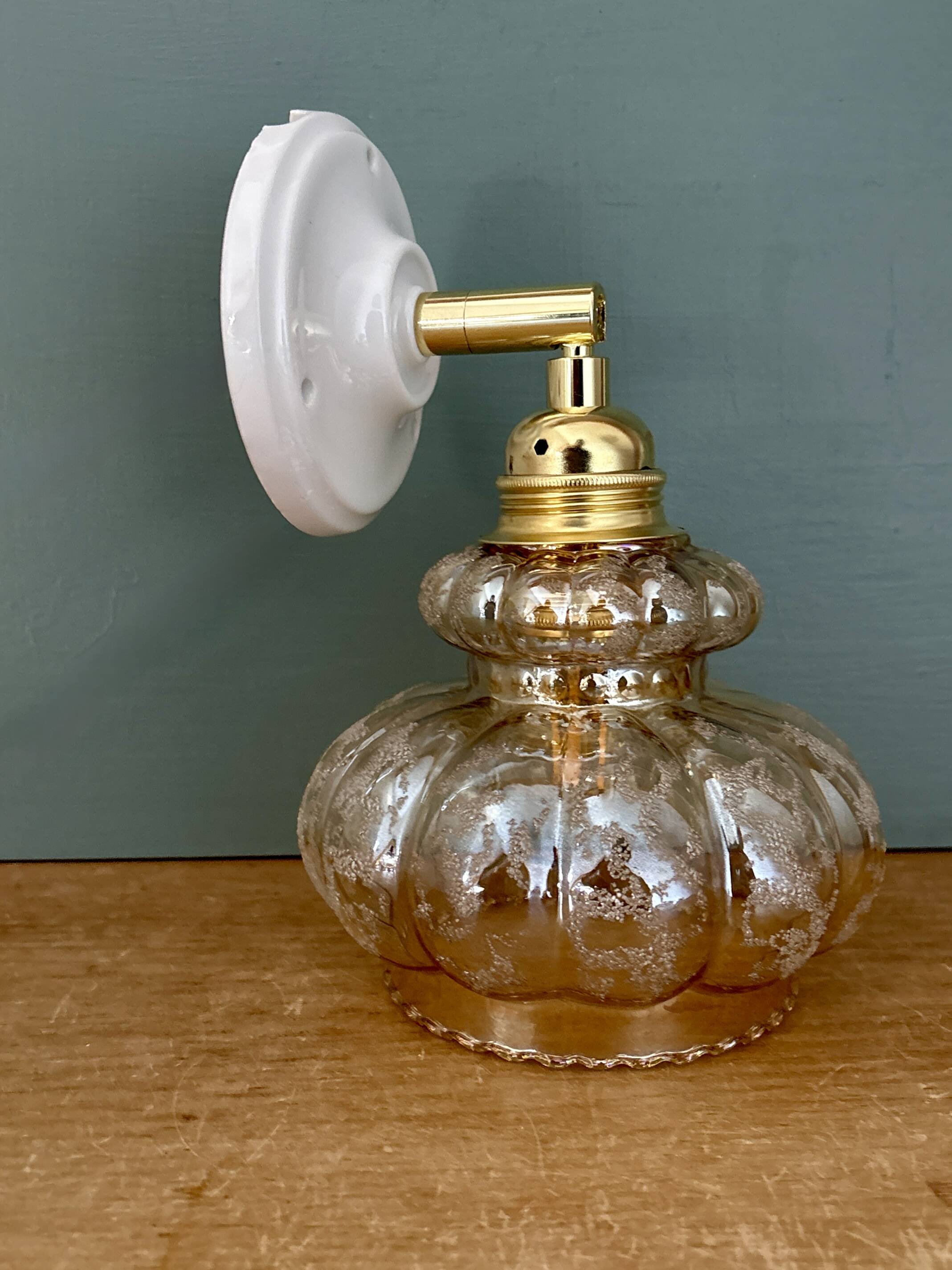 Aplique tulipe vintage en verre blanc et rose