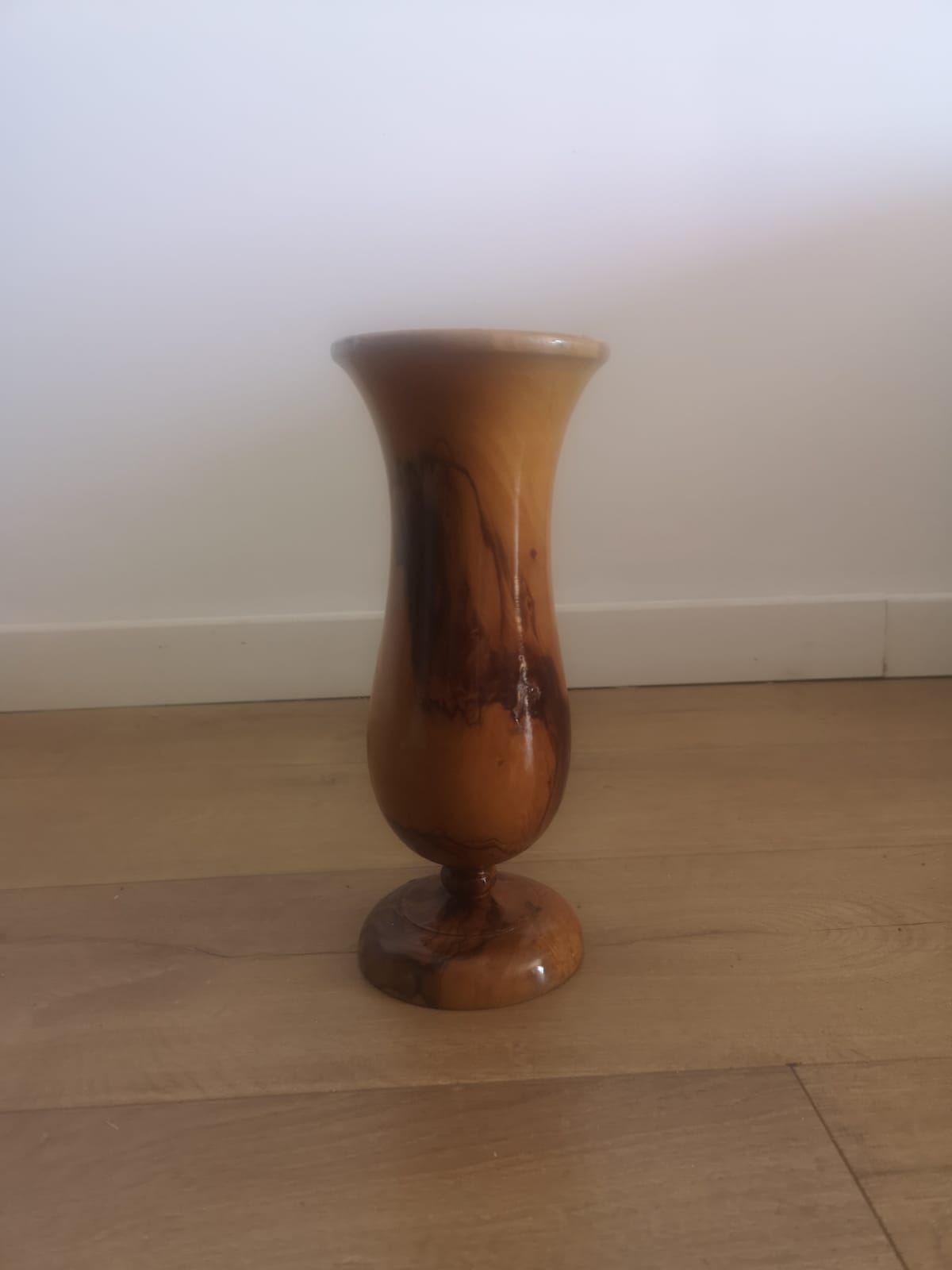 Vase style Médicis en bois d'olivier