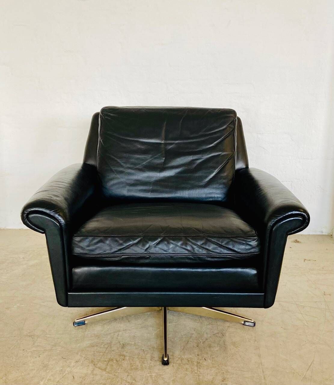 Vintage Danish mid-century leather lounge chair in black leather by G. Thams 1975