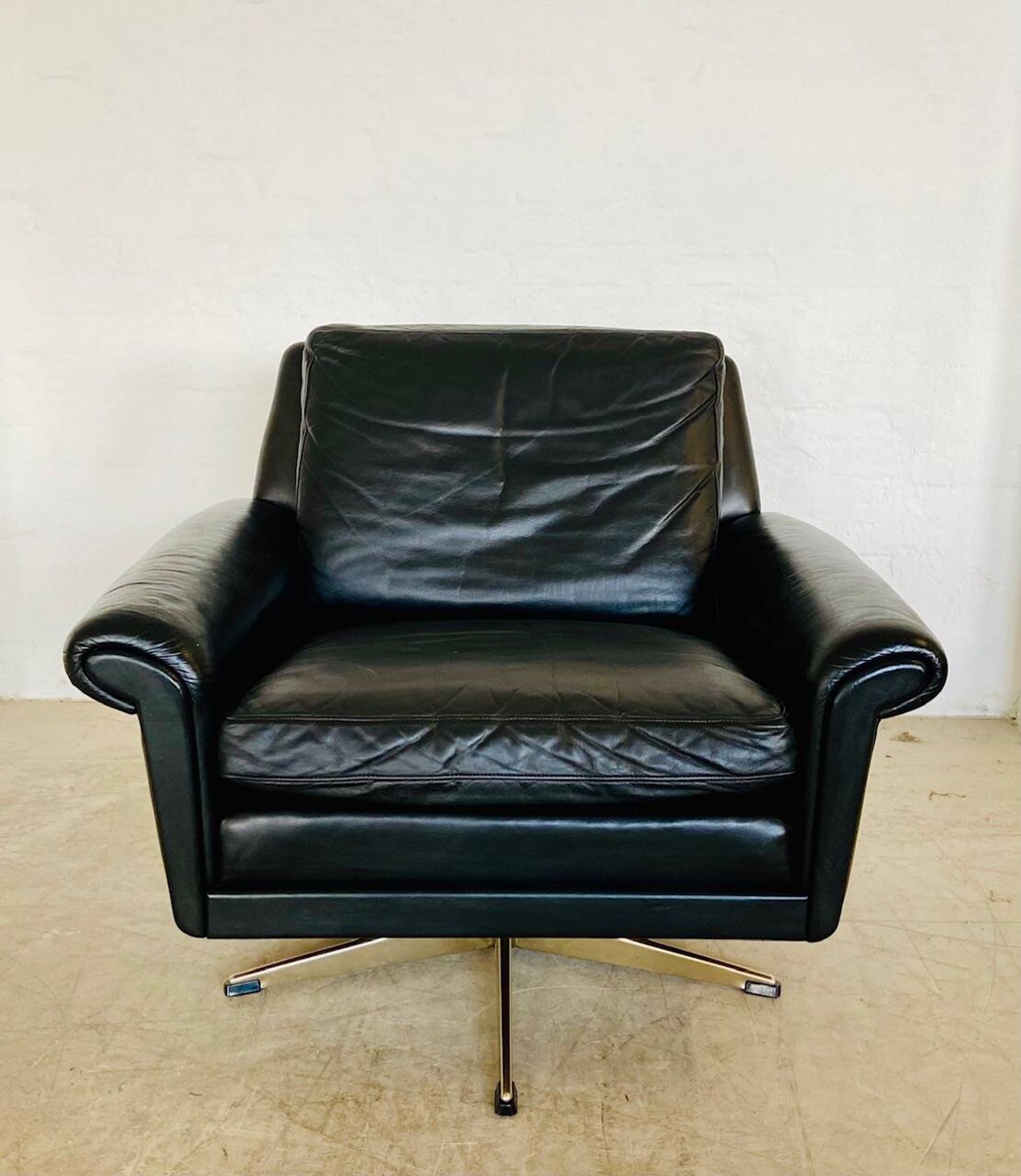 Vintage Danish mid-century leather lounge chair in black leather by G. Thams 1975