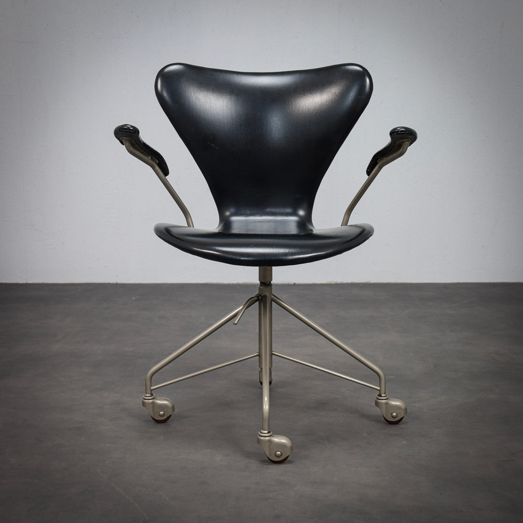Arne Jacobsen Model 3217 office chair for Fritz Hansen, first edition, 1950s