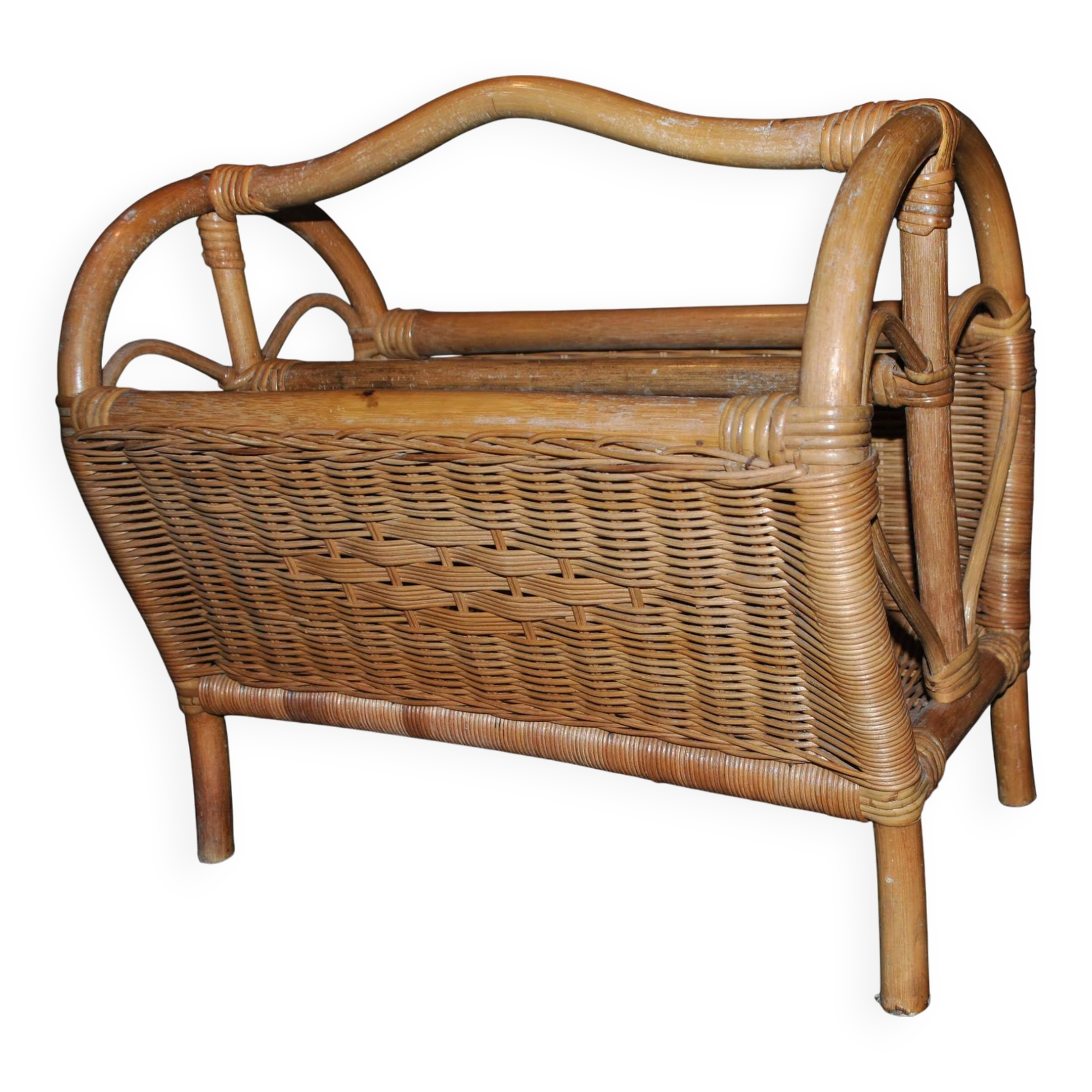 Magazine basket in vintage rattan and bamboo - heart pattern