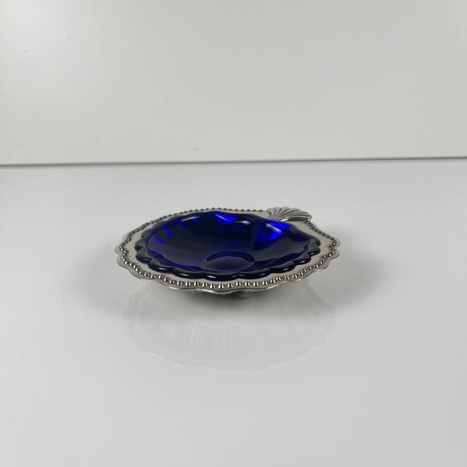 Vide poche / beurrier ouvert coquillage en métal couleur argenté et insert verre bleu, 1970