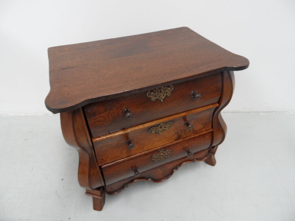 Commode miniature antique en chêne