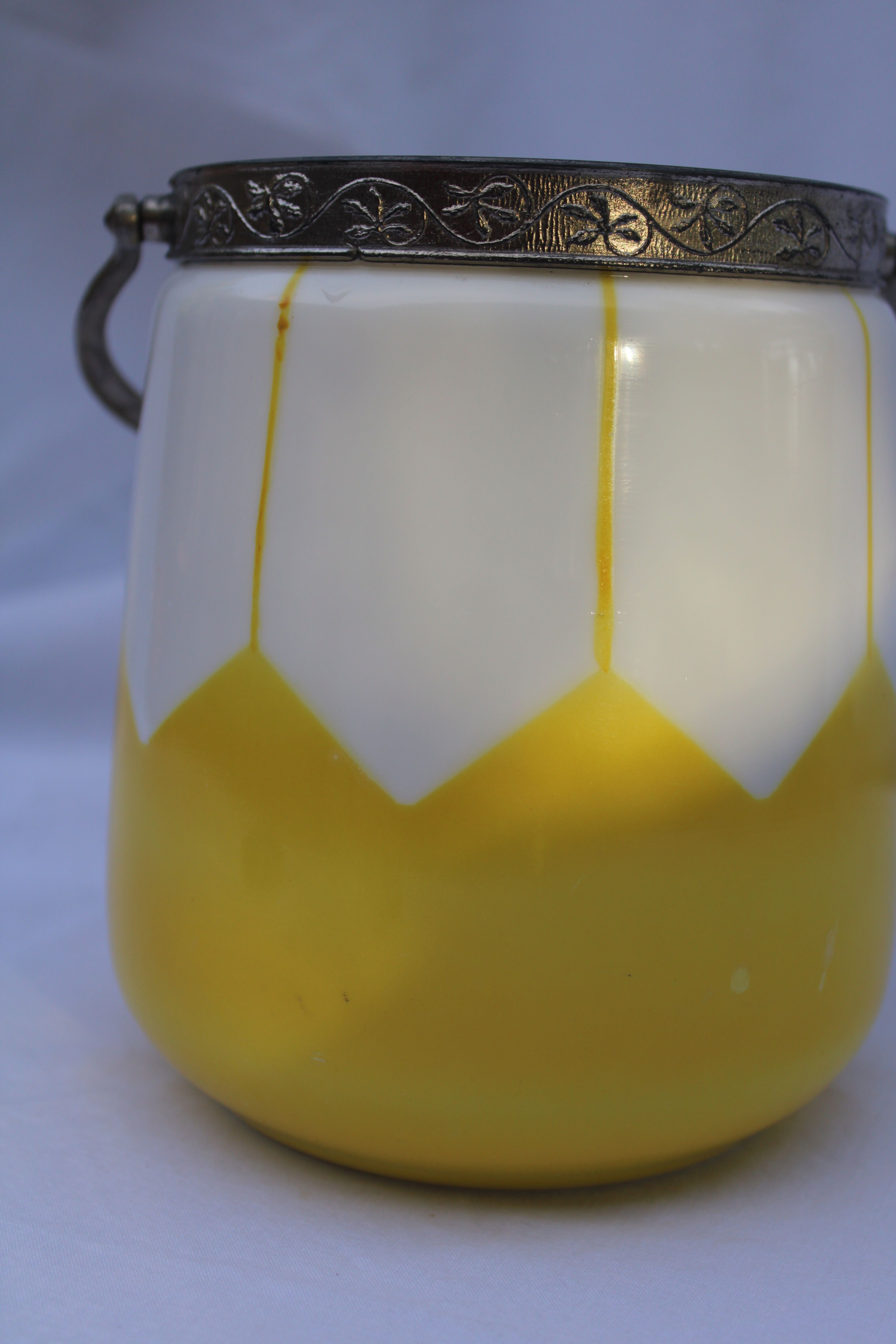 Ancien seau à glace opaline blanche et jaune