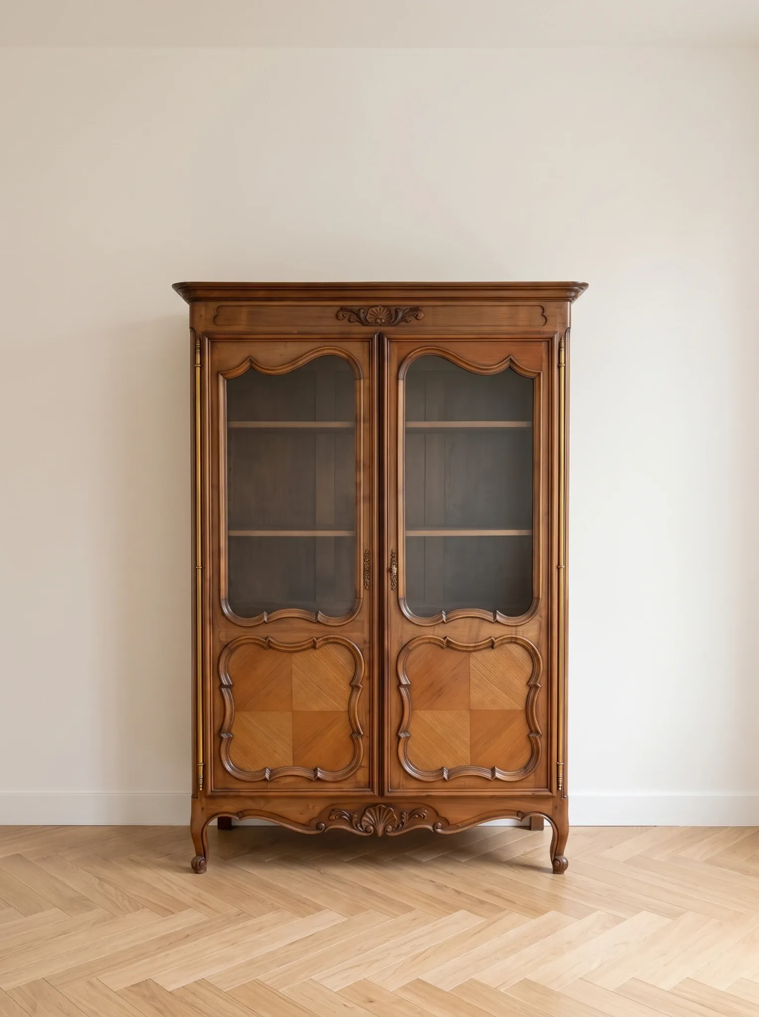 Vitrine en bois de merisier de style Régence
