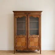 Vitrine en bois de merisier de style Régence