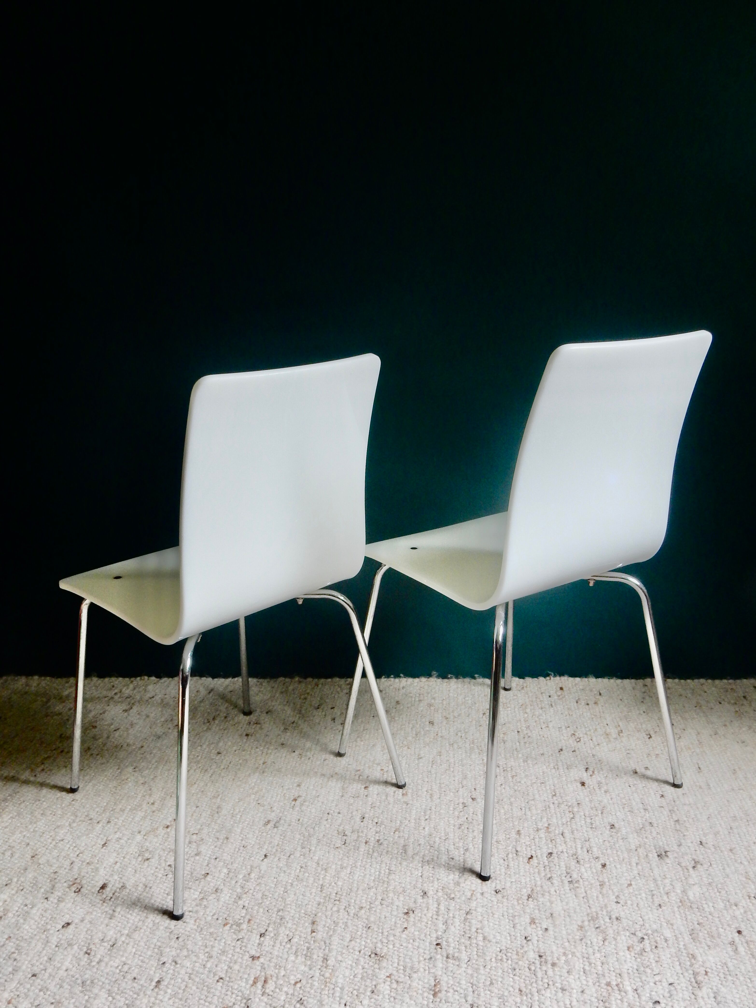Paire de chaises blanches en plexiglas années 70