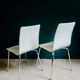 Paire de chaises blanches en plexiglas années 70