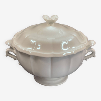 Manufacture of Gien, tureen with white cover. gadroons and shells