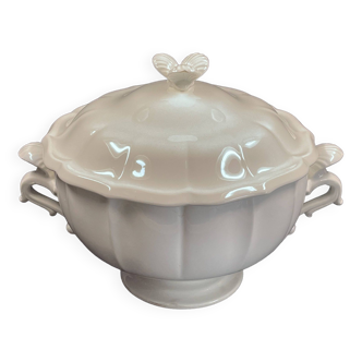 Manufacture of Gien, tureen with white cover. gadroons and shells