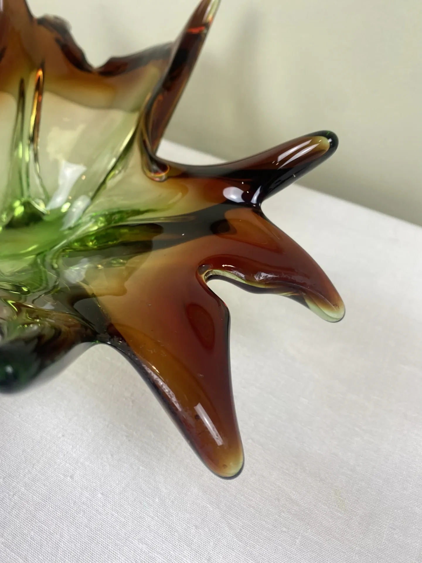 Coupe sculpturale en verre soufflé mis century