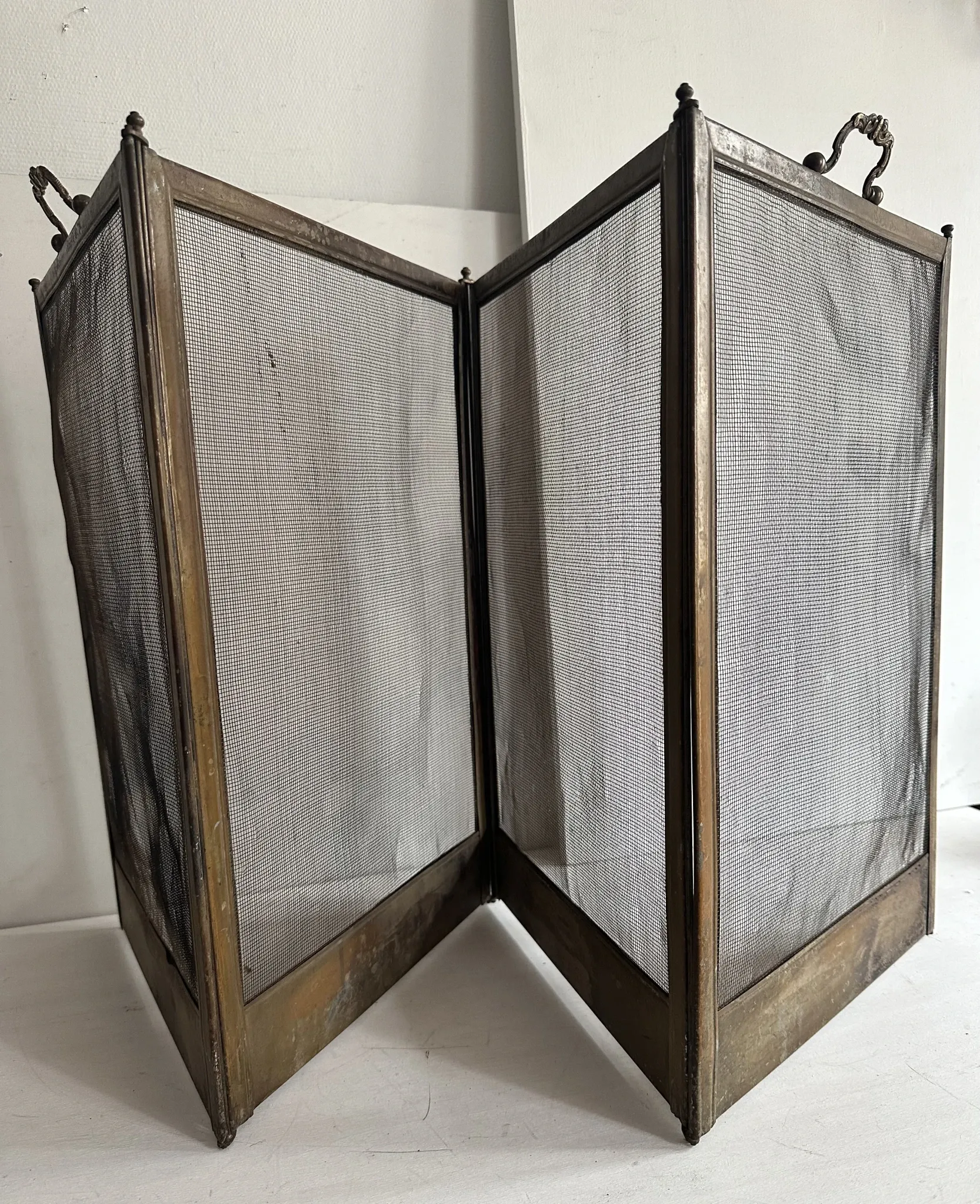 Antique brass and iron mesh spark guard with 4 panels – Early 20th century