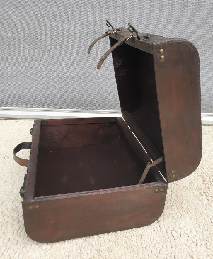 Decorative poplar suitcase with 2 clasps