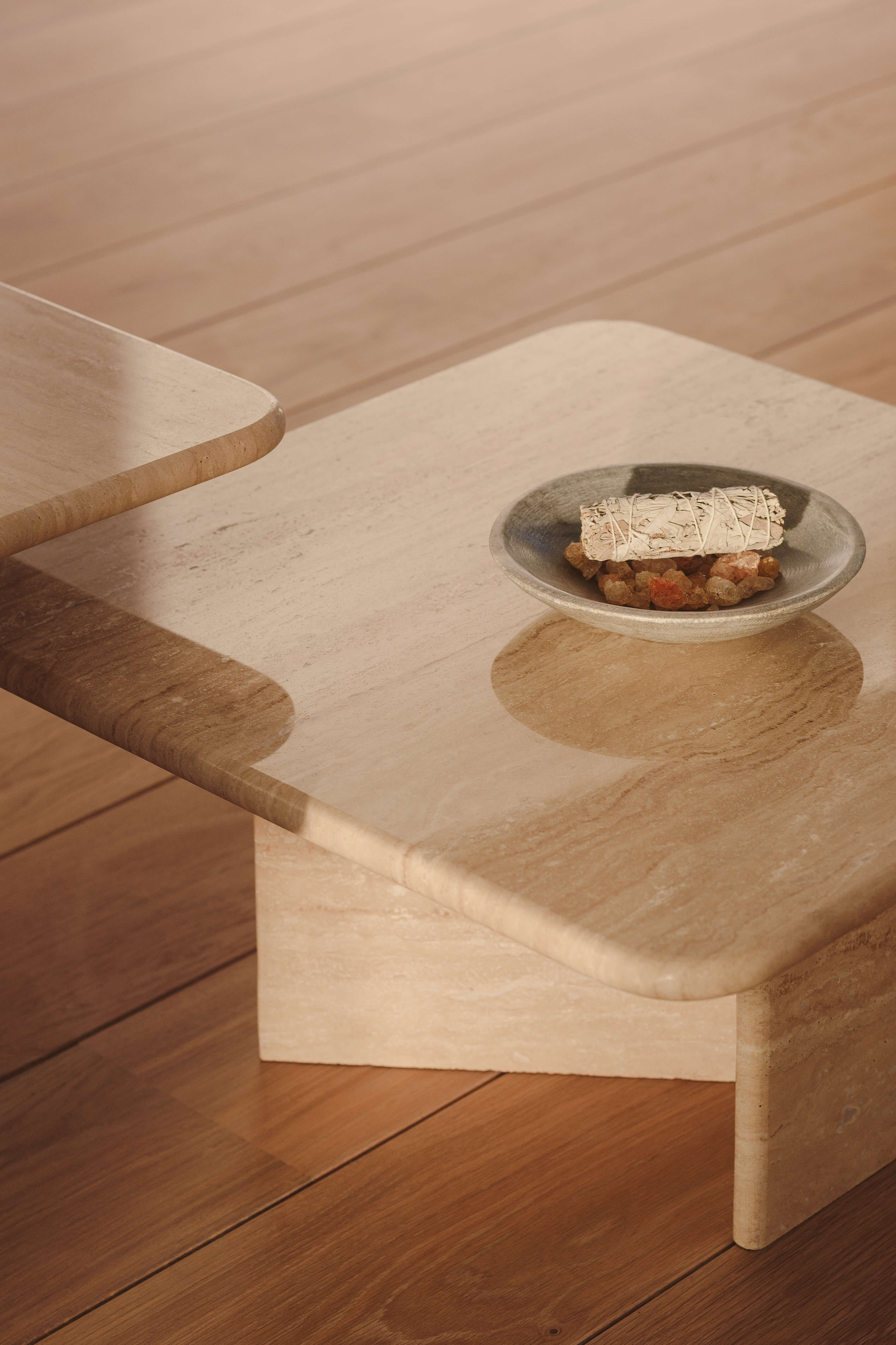 Ensemble de tables basses empilables en travertin