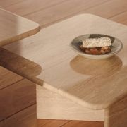 Ensemble de tables basses empilables en travertin