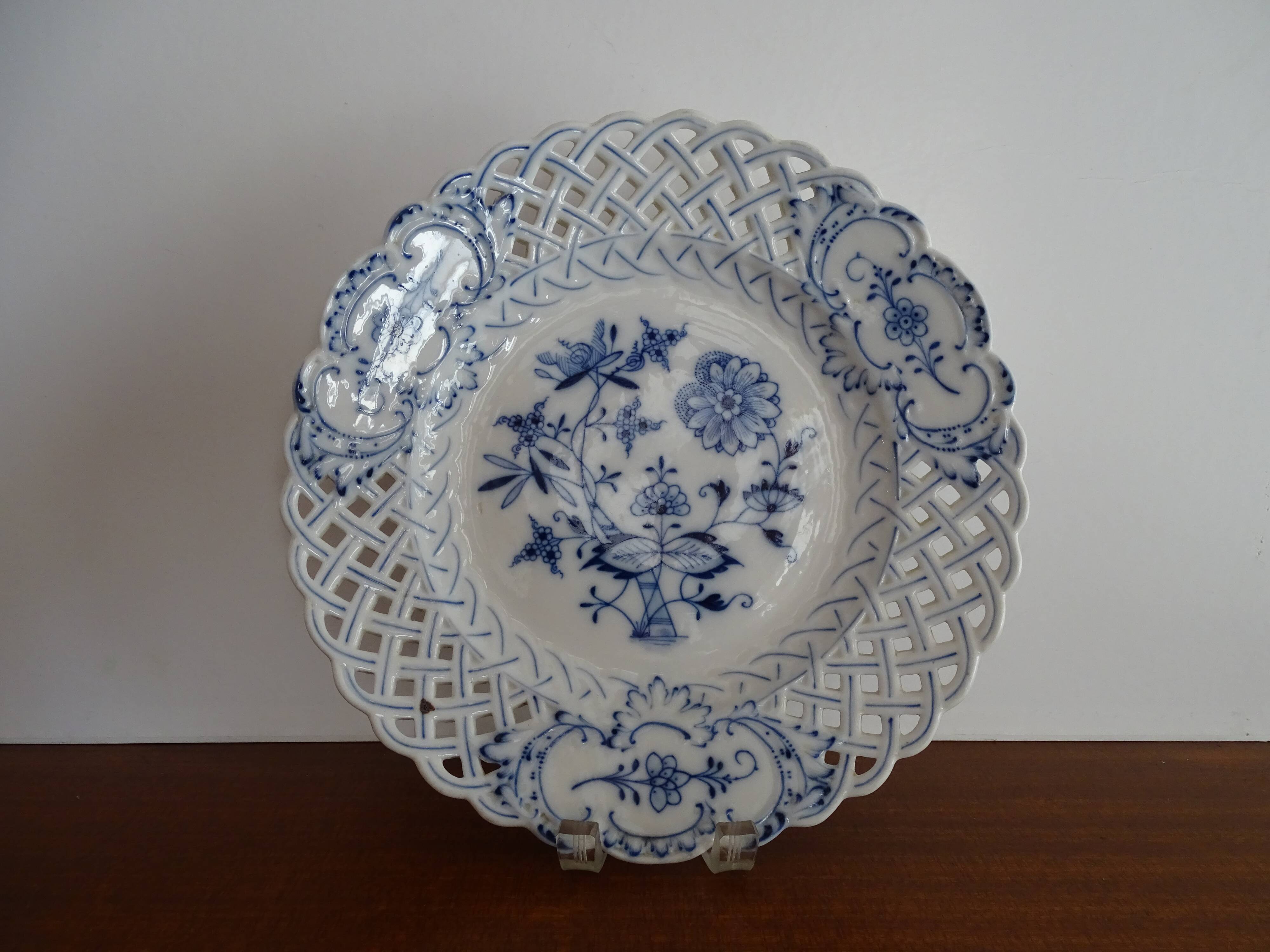 Old openwork Meissen earthenware plate decorated with blue onions 19th century