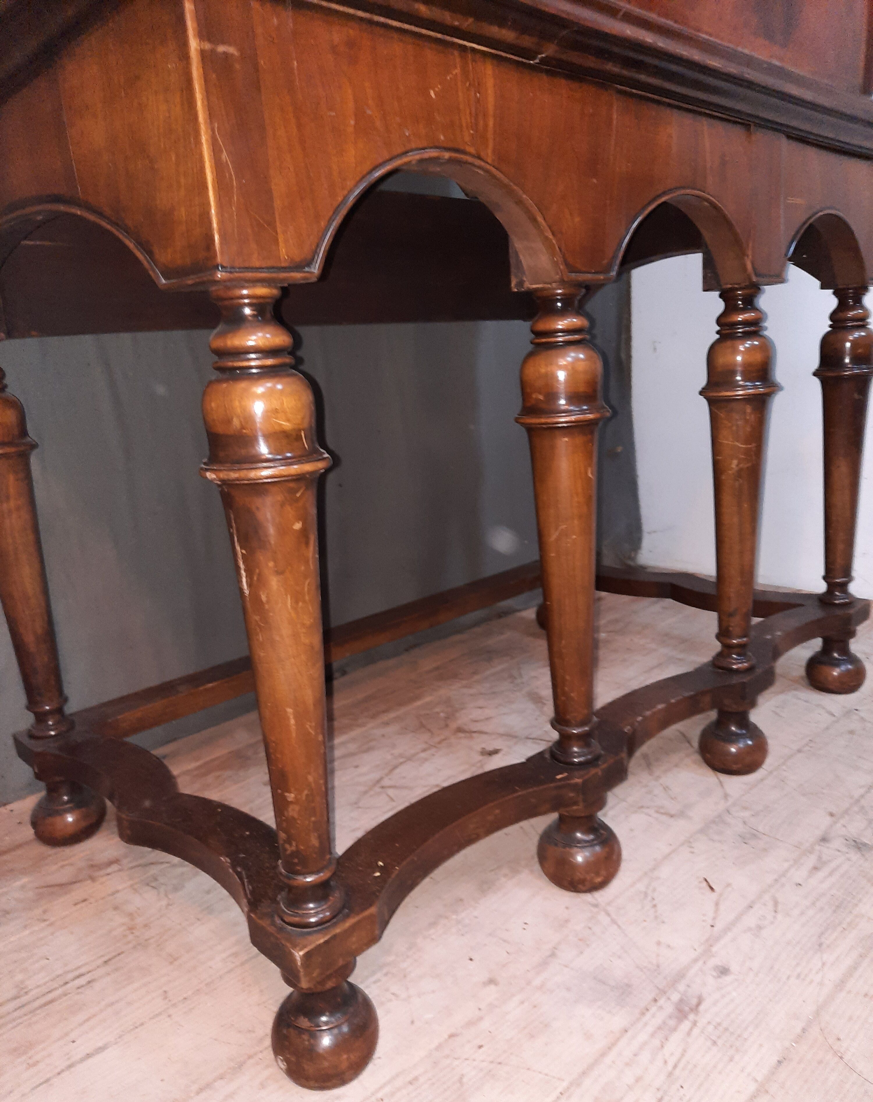 Nineteenth century English tirroir cabinet