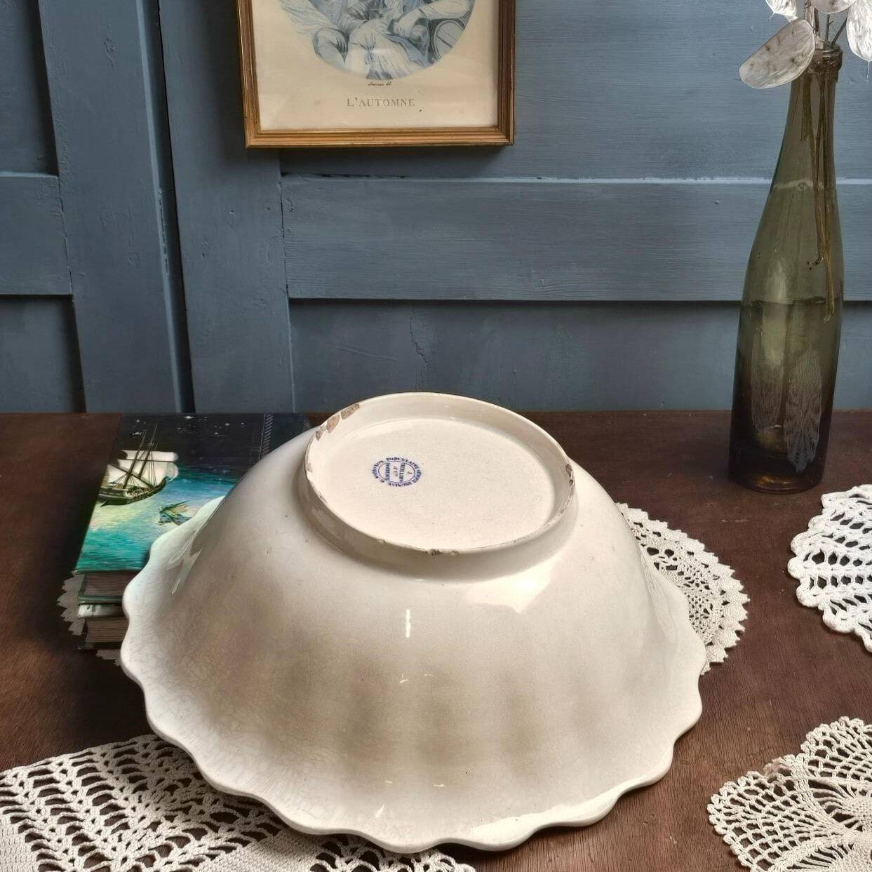 Antique salad bowl by Jules Vieillard & Cie Bordeaux, shell shape – 19th century