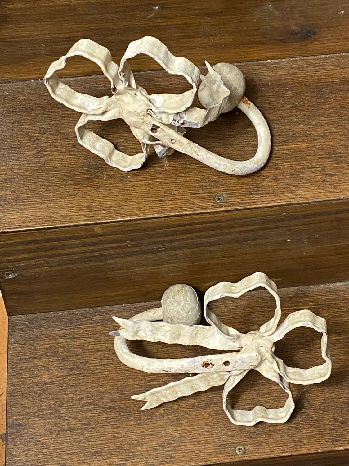 Metal and wood bow and ribbon hooks