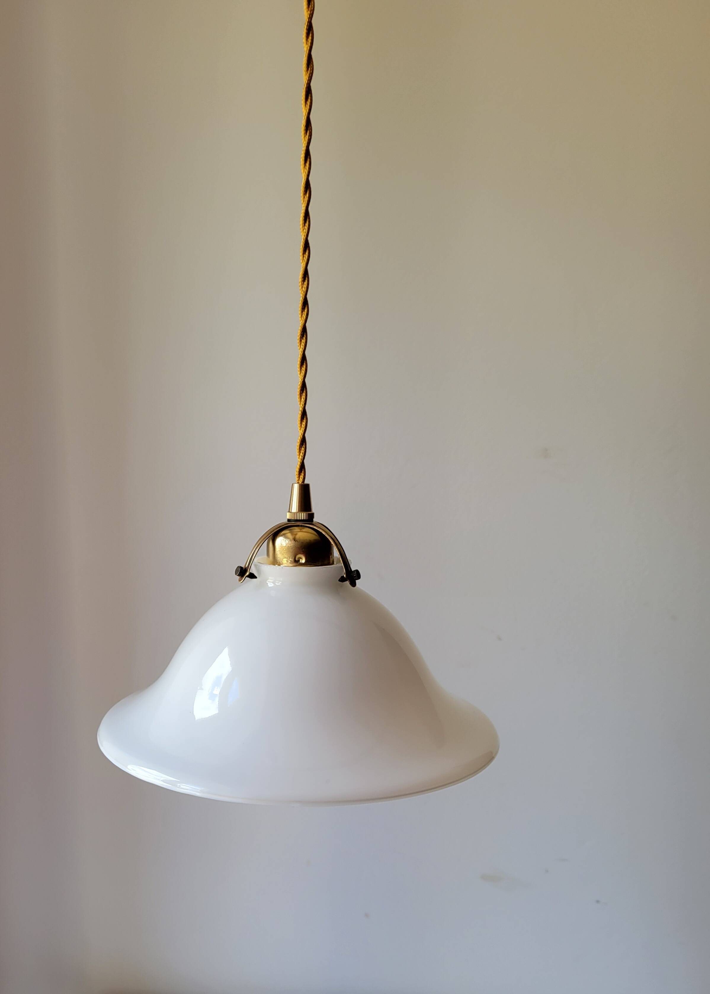 Suspension cloche en opaline blanche
