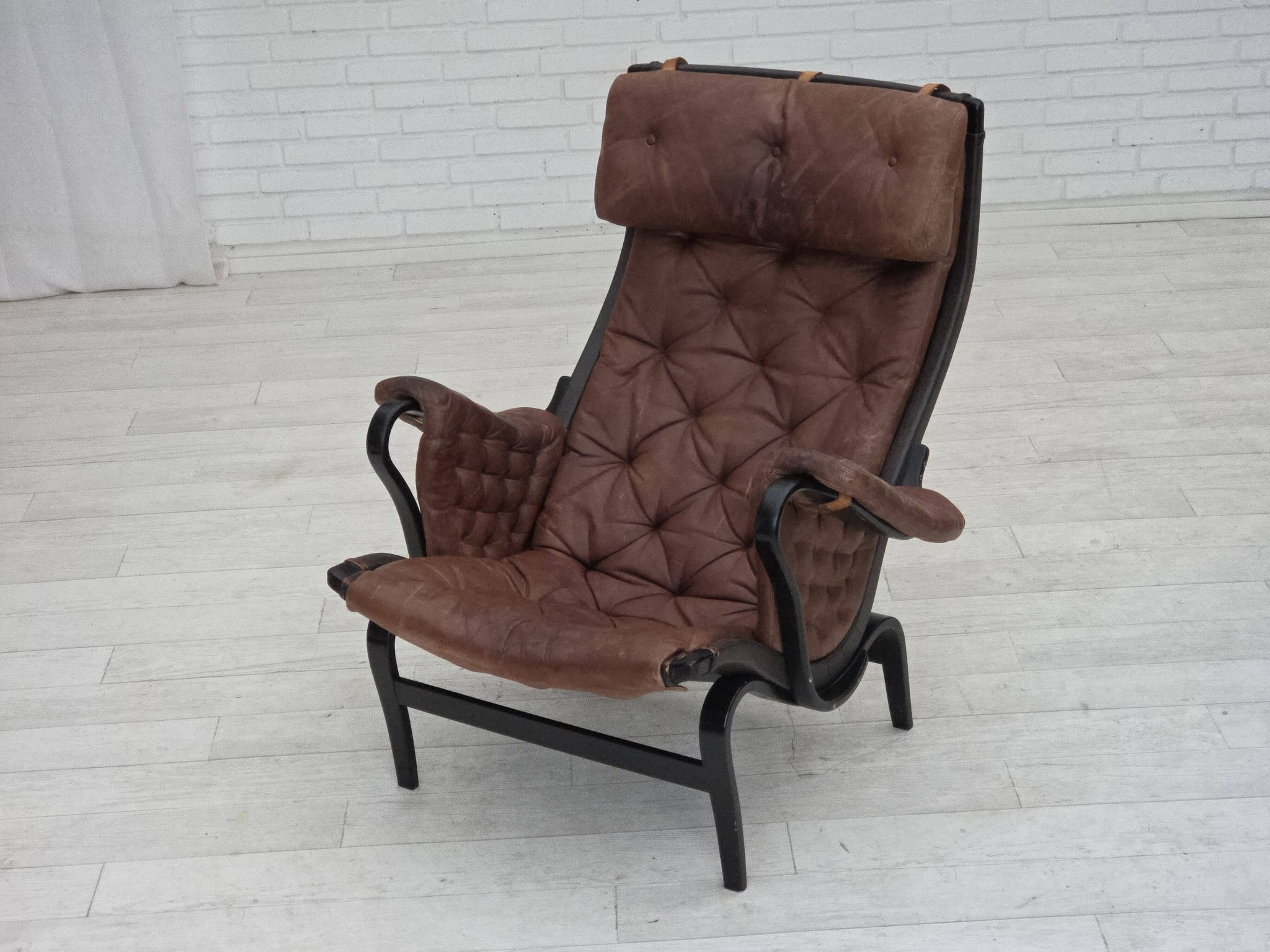 Années 1970, design suédois de Bruno Mathsson, modèle « Pernilla », cuir.