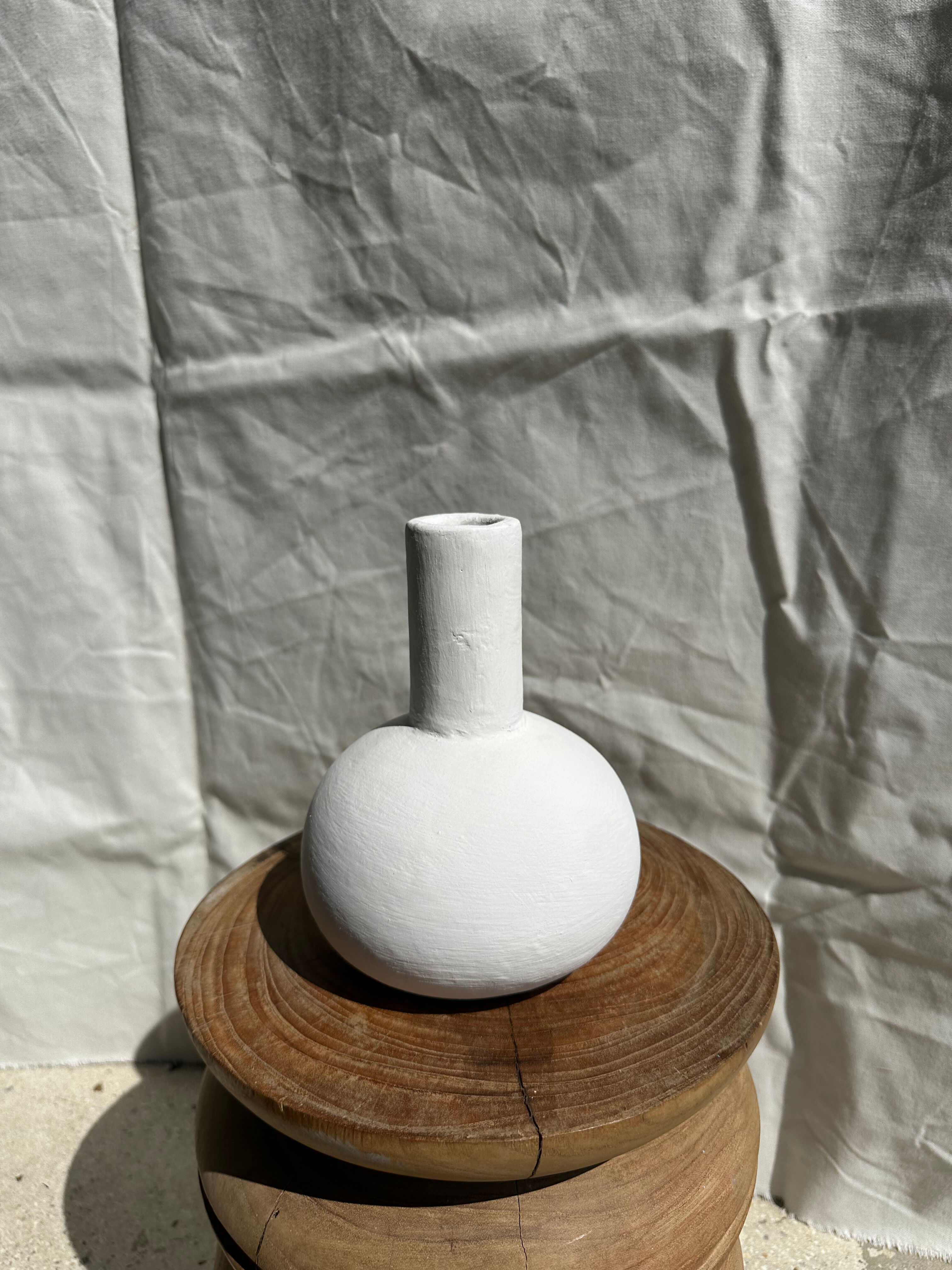 Handmade soliflore drop vase in terracotta painted white h:20 d:15