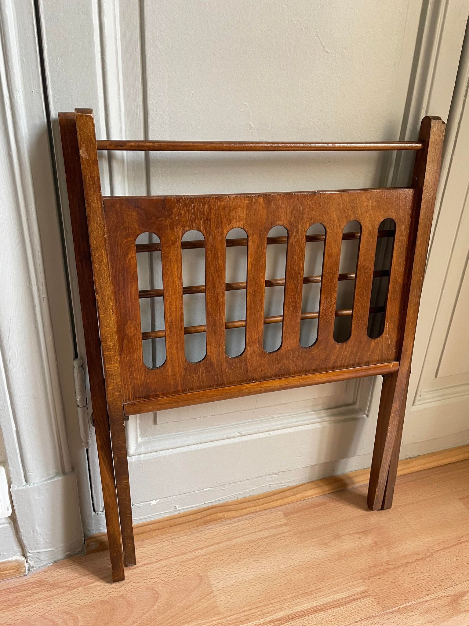 Foldable Scandinavian magazine holder