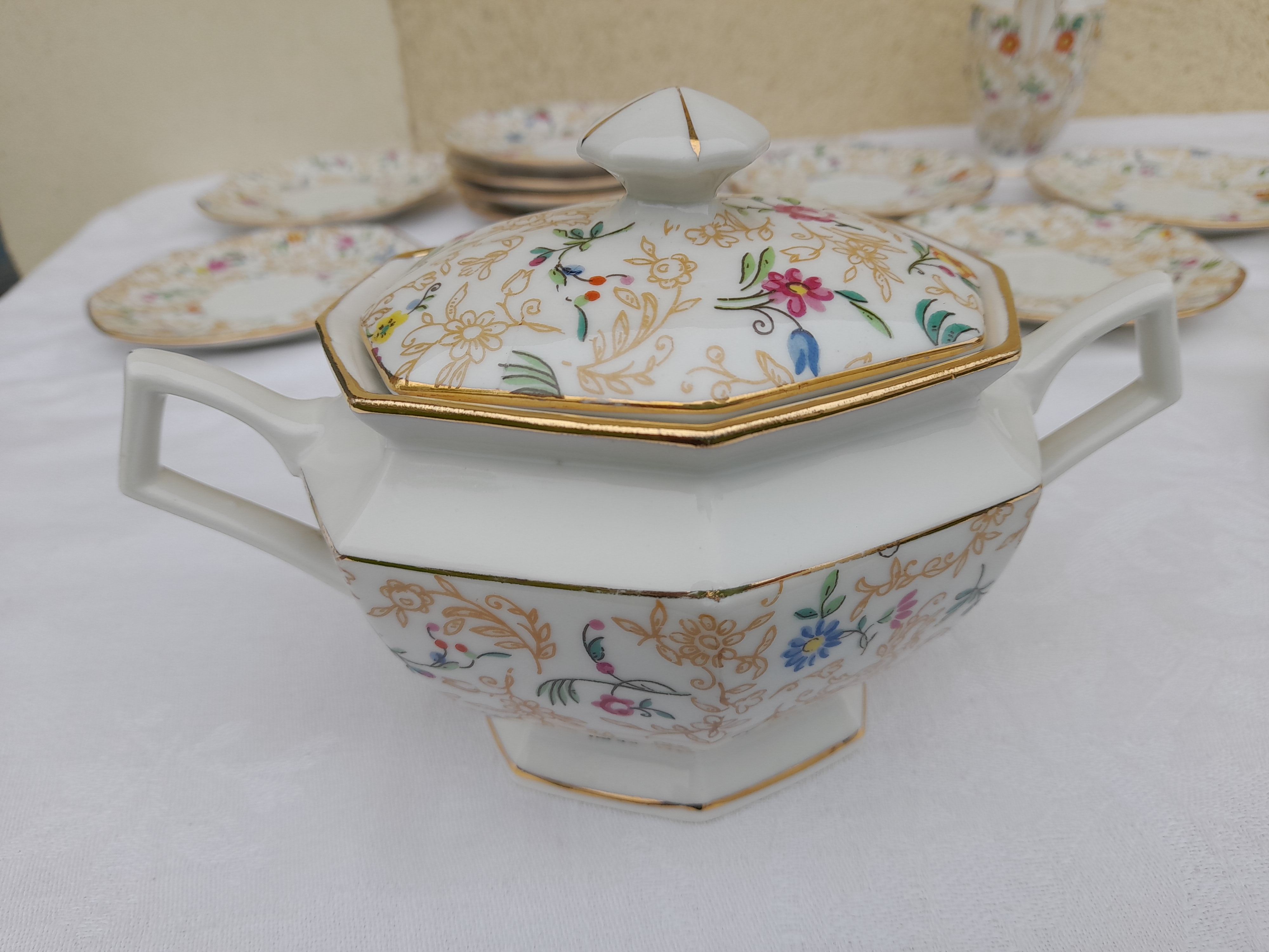Lourioux Foecy porcelain tea set 12 cups, a sugar bowl and a crèmier