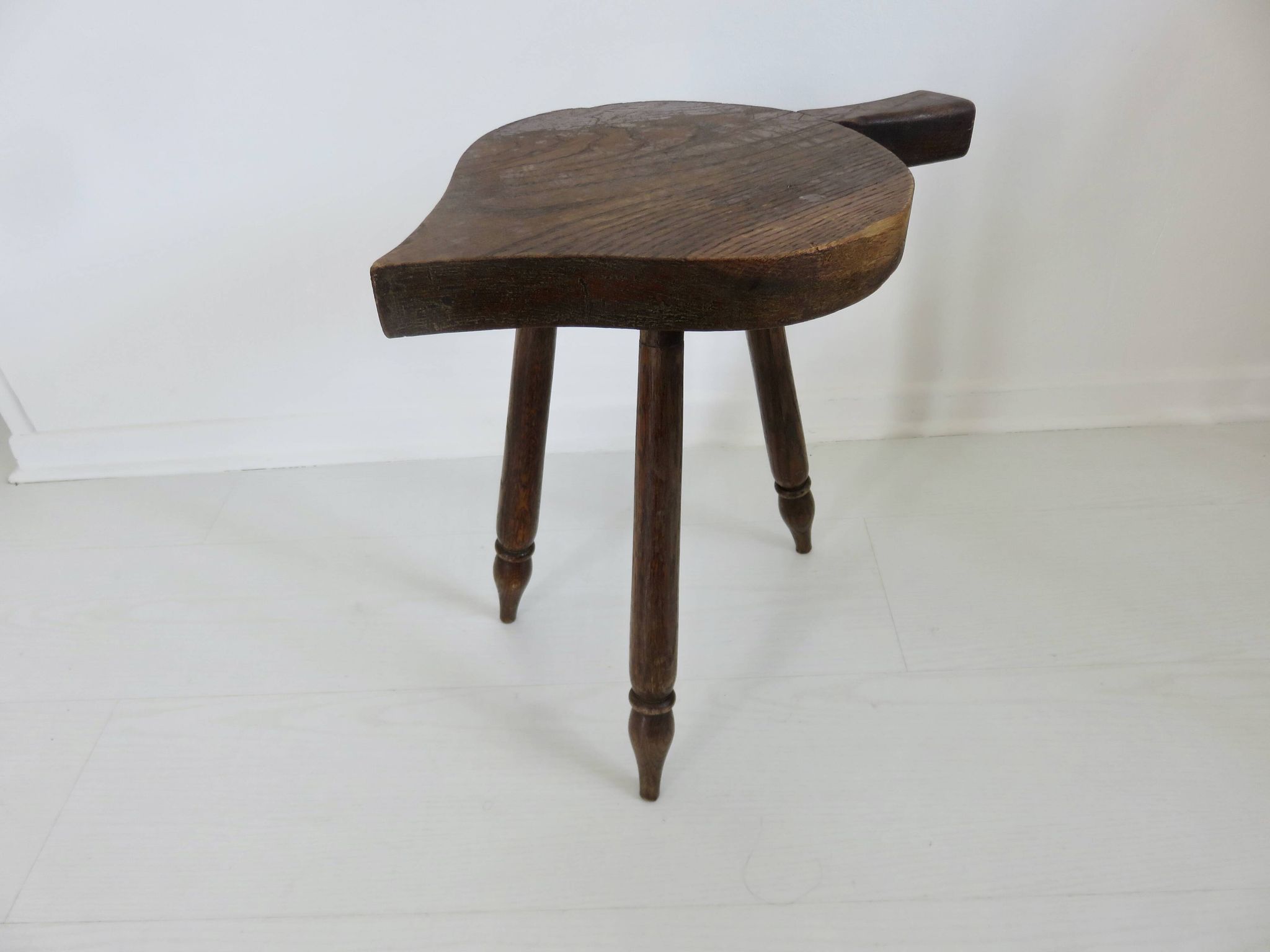 Tabouret brutaliste en bois massif
